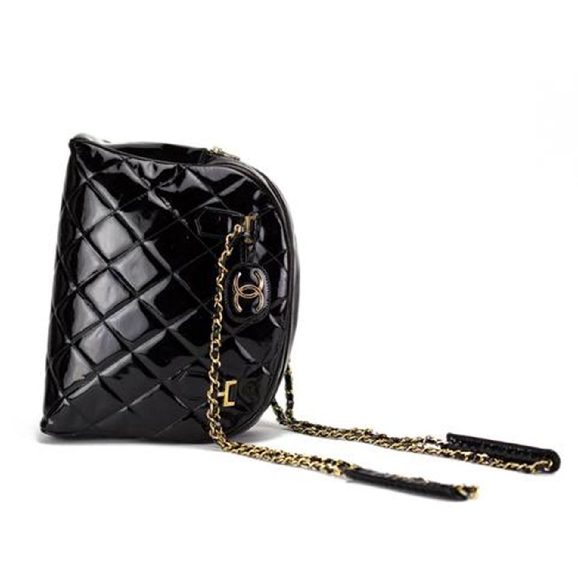 Chanel Einkaufstasche Gesteppt Sehr seltene Limited Edition Schwarze Lackledertasche im Angebot 1