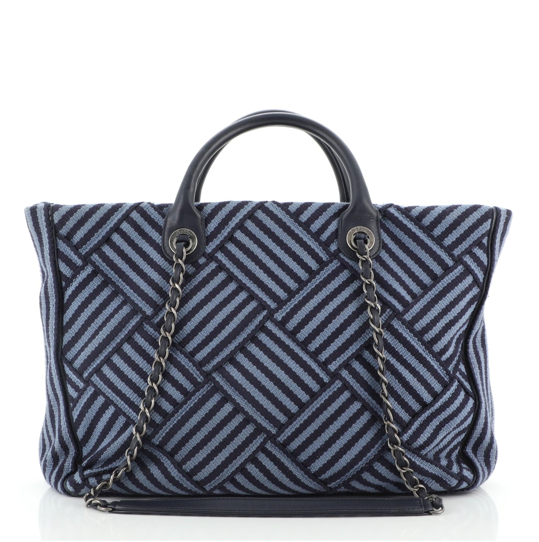 Chanel Einkaufstasche aus gewebtem gestreiftem Segeltuch Medium im Zustand „Gut“ in NY, NY