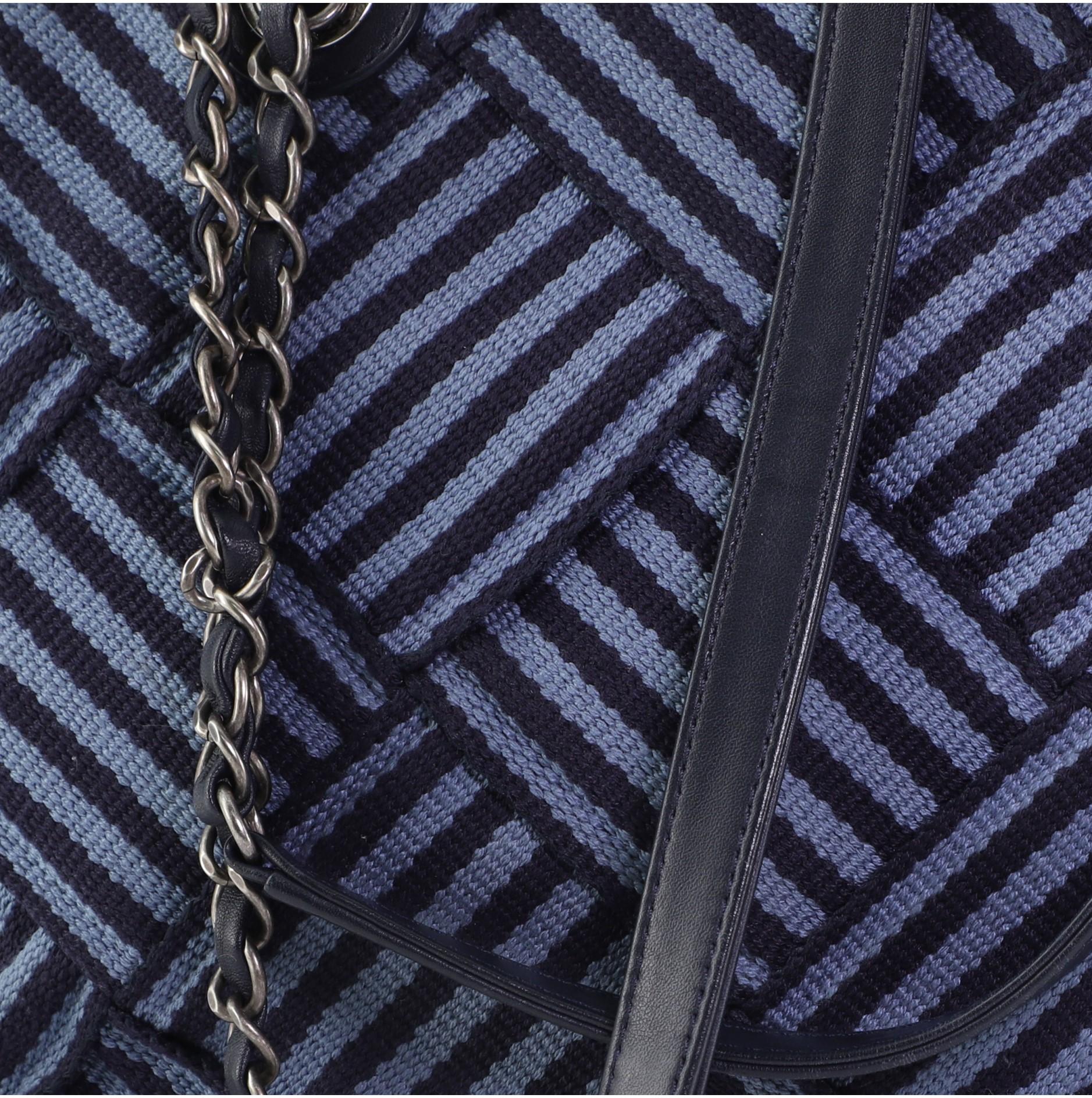 Chanel Einkaufstasche aus gewebtem gestreiftem Segeltuch Medium 4