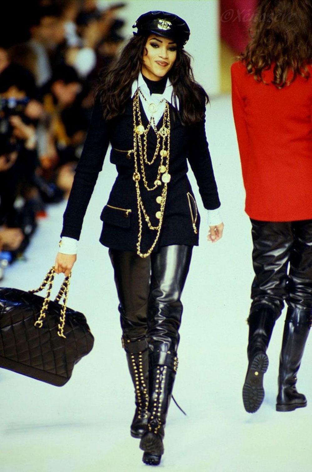 Chanel Sac Shopping XL matelassé Jumbo Vintage 90's Runway Tote en cuir de veau noir

L 17,7 x H 7,9 x P 4,3 