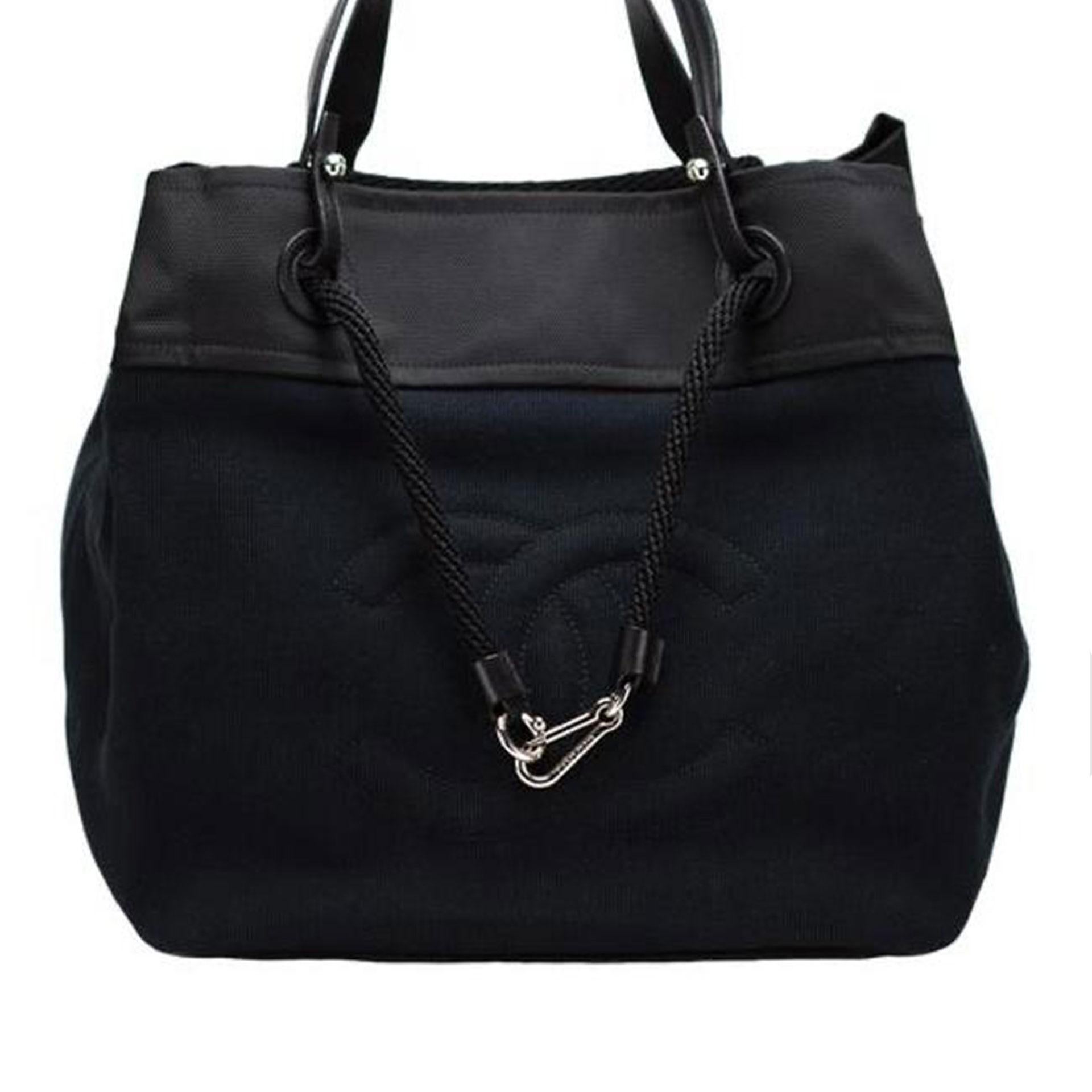 Chanel große erweiterbare Canvas-Tasche mit doppeltem Henkel, Lederriemen und Boot-Seilverschluss

Jahr: 2010
Silberne Hardware
Kordelzugverschluss
Bootshaken Schlüsselanhänger Detail
Innenfutter aus schwarzem Satin
Innentasche mit Reißverschluss in