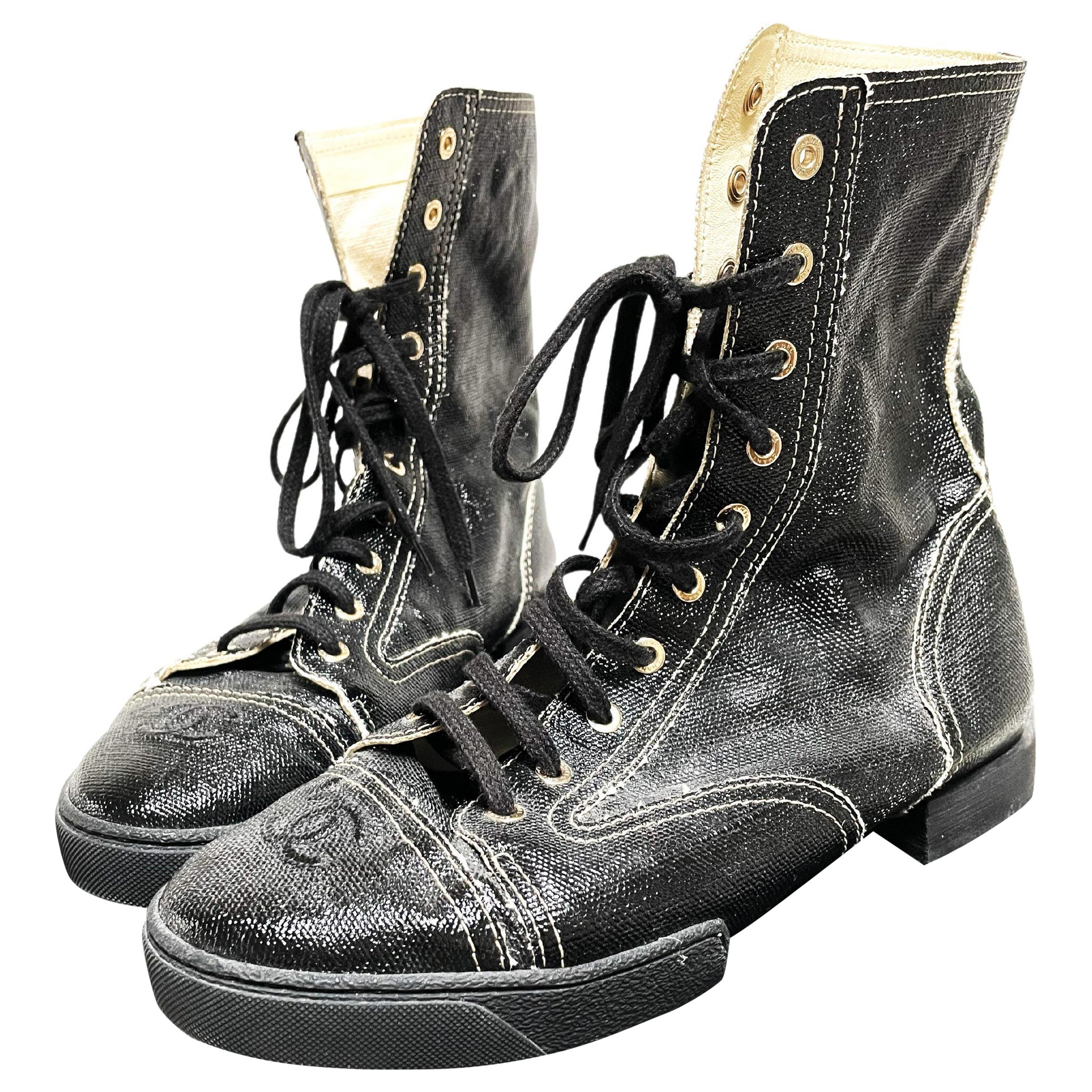 CHANEL SHORT ANKLE BOOTS (Made in France) toile noire enduite, taille 42/US 9,5 = 28 cm en très bon état, Les bottes n'ont été portées que quelques fois et sont en très bon état. Livré dans sa boîte d'origine CHANEL !

Mesures
Taille 42 /28 cm,