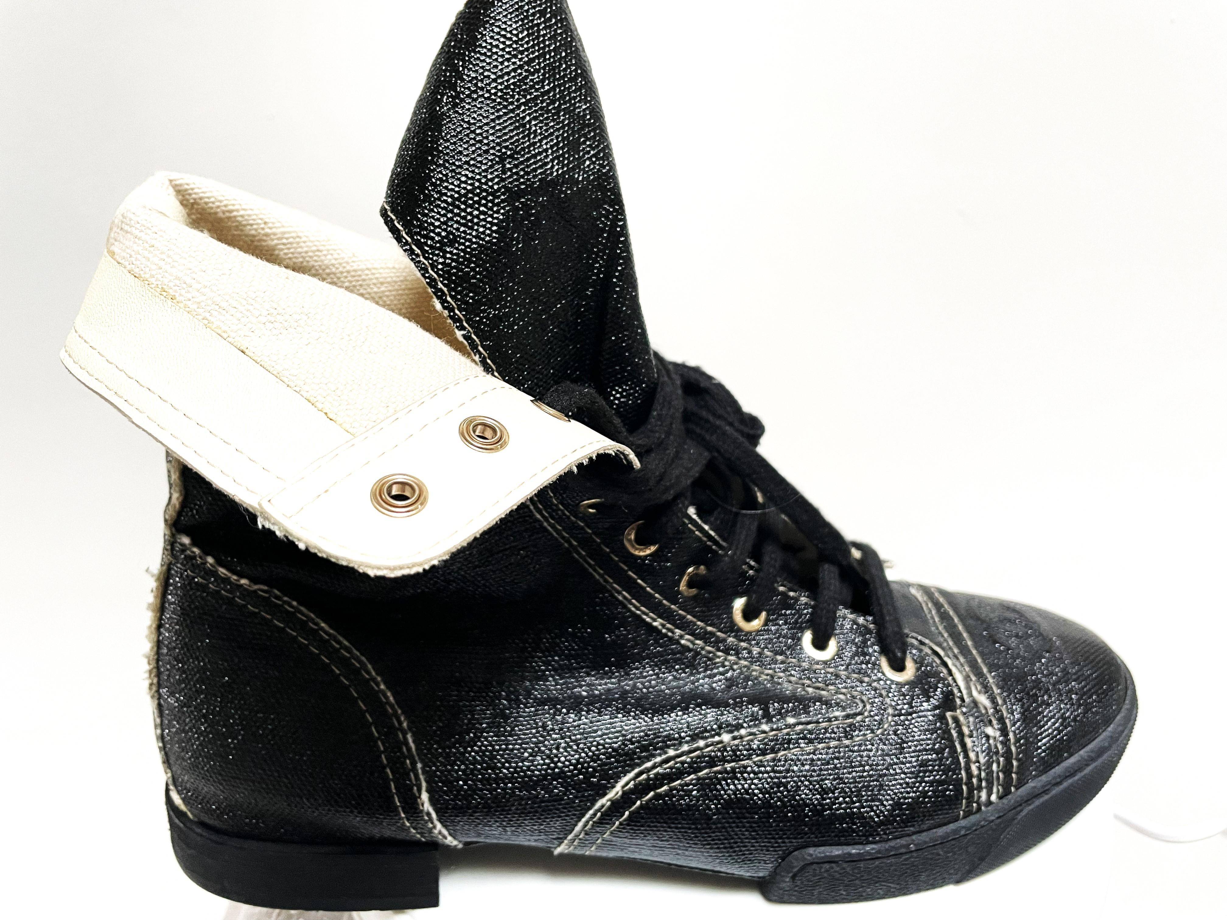 CHANEL SHORT BOOTS, noir, enduit brillant fabrikc,  Taille 42, fabriquée en France en vente 5