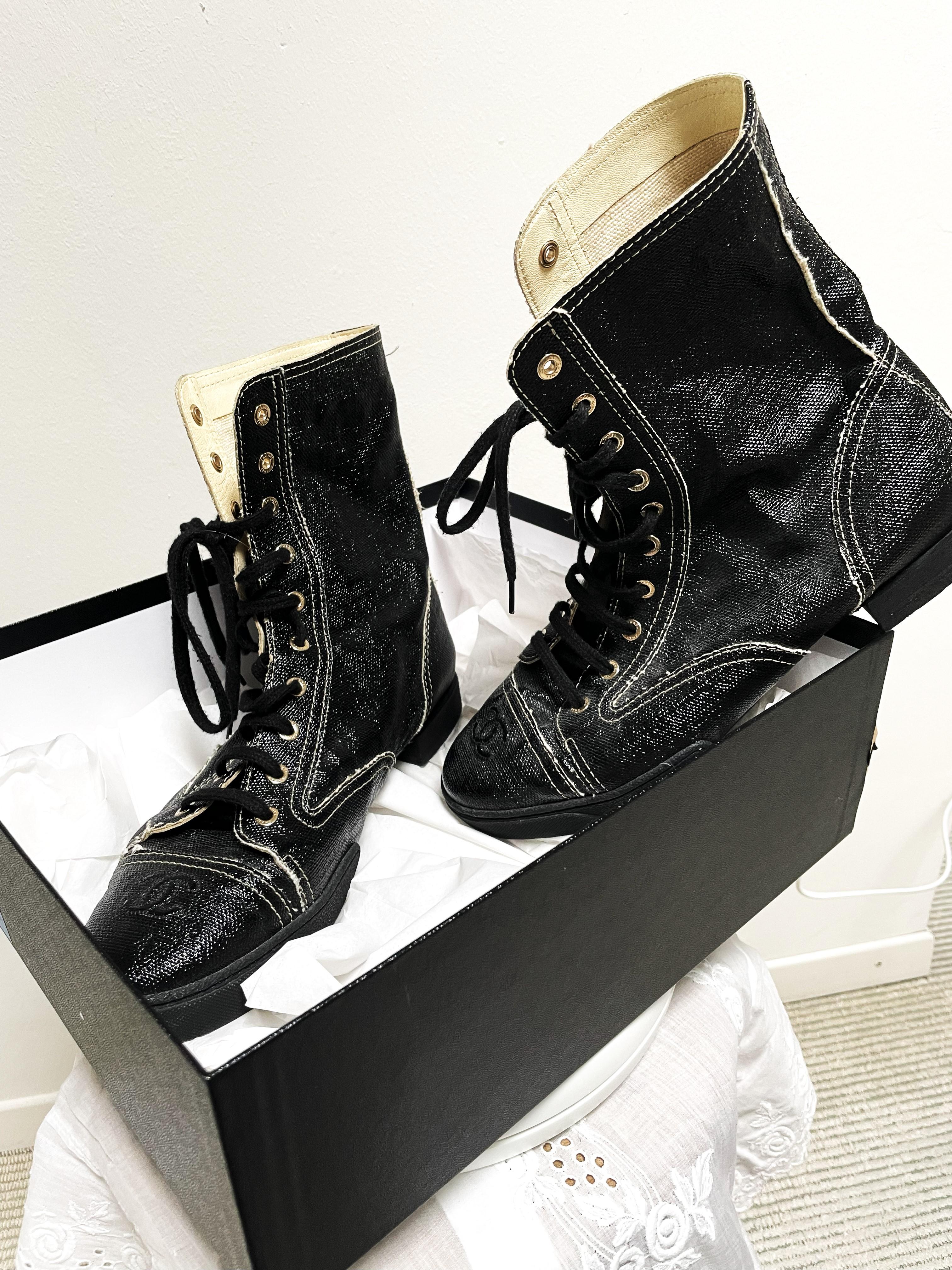 Noir CHANEL SHORT BOOTS, noir, enduit brillant fabrikc,  Taille 42, fabriquée en France en vente