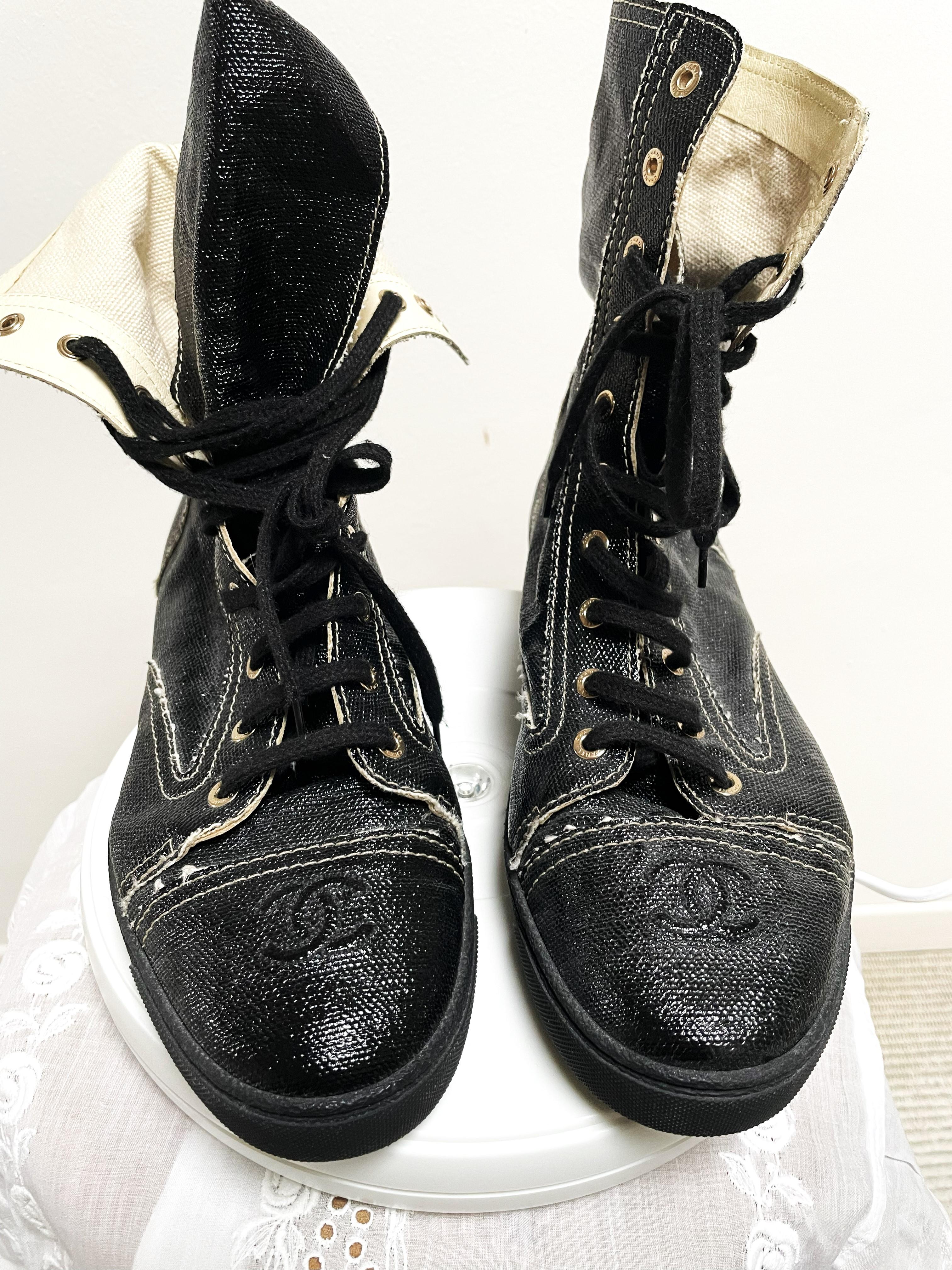 CHANEL SHORT BOOTS, noir, enduit brillant fabrikc,  Taille 42, fabriquée en France Unisexe en vente