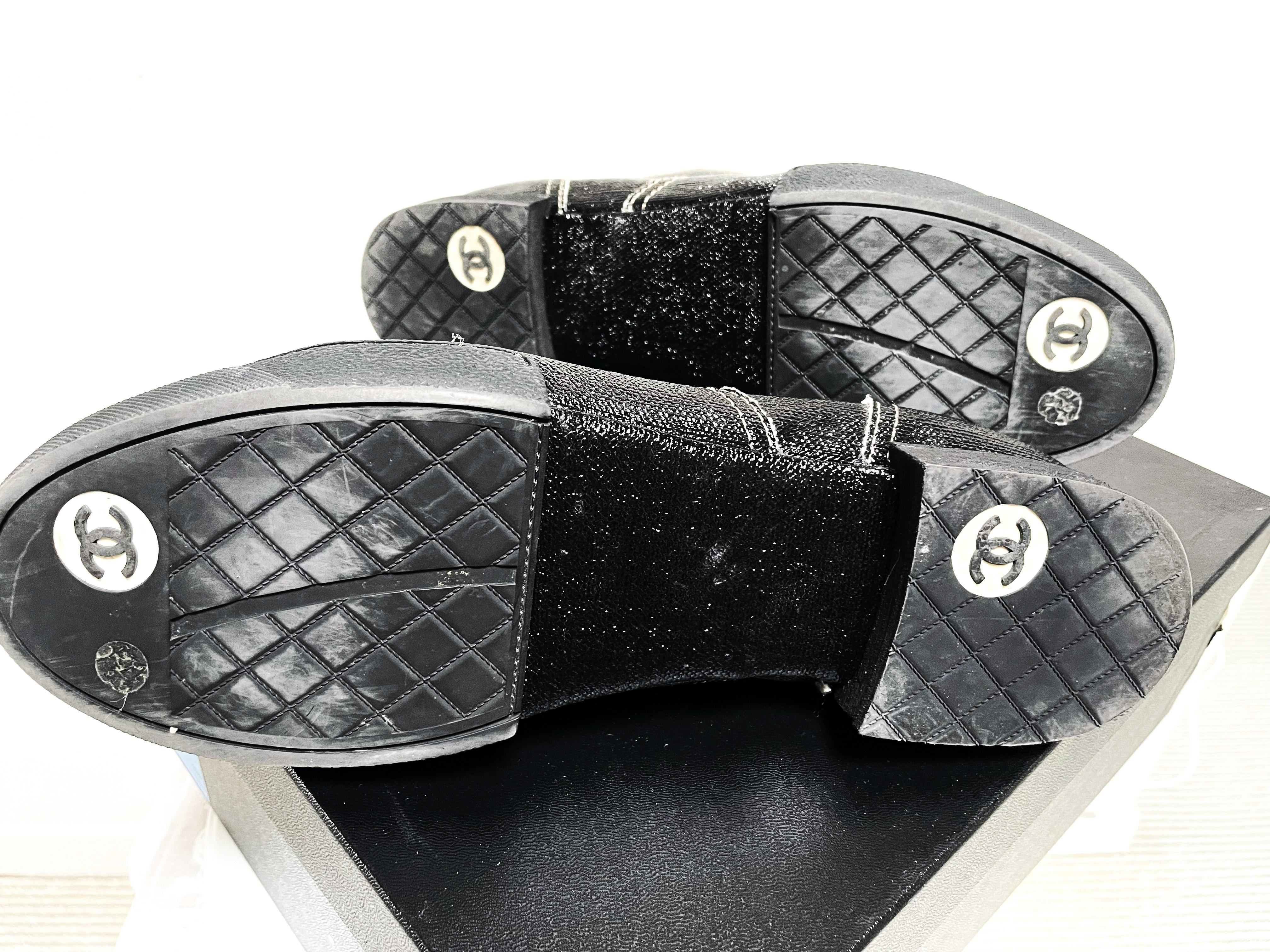 CHANEL SHORT BOOTS, noir, enduit brillant fabrikc,  Taille 42, fabriquée en France en vente 3