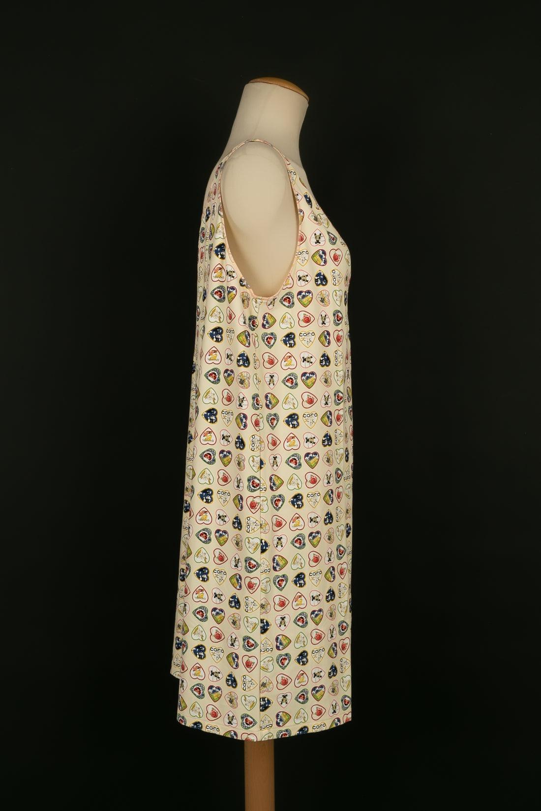 Chanel - (Made in France) Short dress printed with hearts. Spring-Summer 2006 Collection. Size 44FR.

Additional information:
Condition: Very good condition
Dimensions: Chest: 52 cm - Length: 90 cm
Period: 21st Century

Seller Reference: VR232
