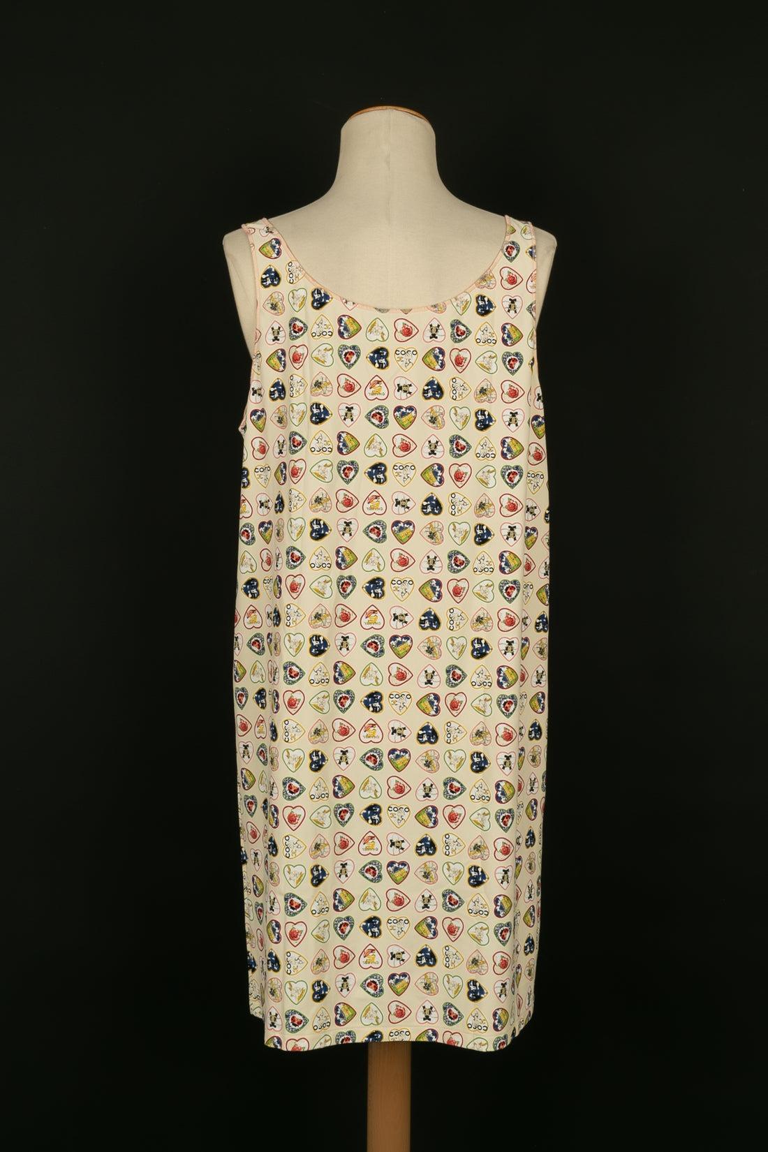 Kurzes Chanel-Kleid mit Herzen bedruckt, 2006  im Zustand „Hervorragend“ im Angebot in SAINT-OUEN-SUR-SEINE, FR