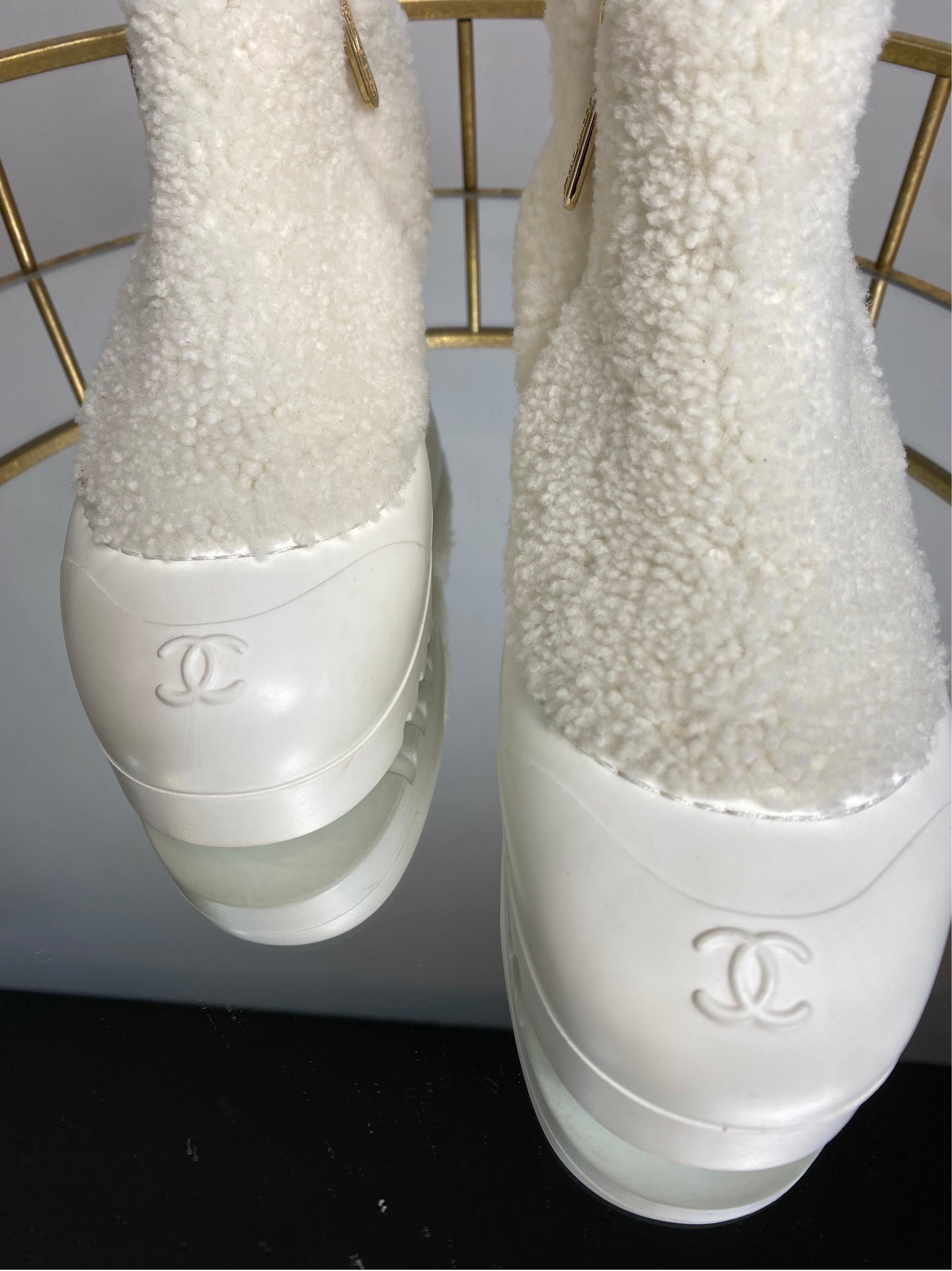 Chanel short ecru Shearling Boots In Excellent Condition For Sale In Carnate, IT