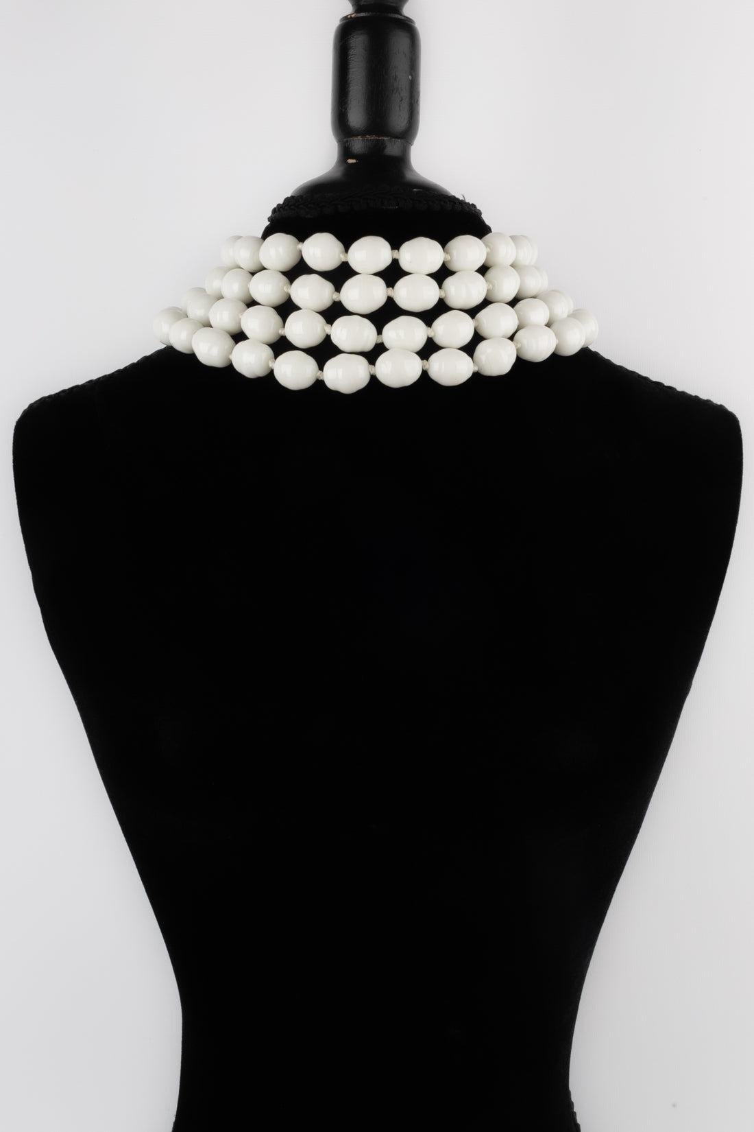 CHANEL - (Made in France) Collana corta a quattro file di perle di vetro assemblate con nodi e chiusura in metallo dorato. Collezione Autunno-Inverno 1996.

Informazioni aggiuntive:
Condizioni: Ottime condizioni
Dimensioni: Lunghezza: da 36 cm a 43
