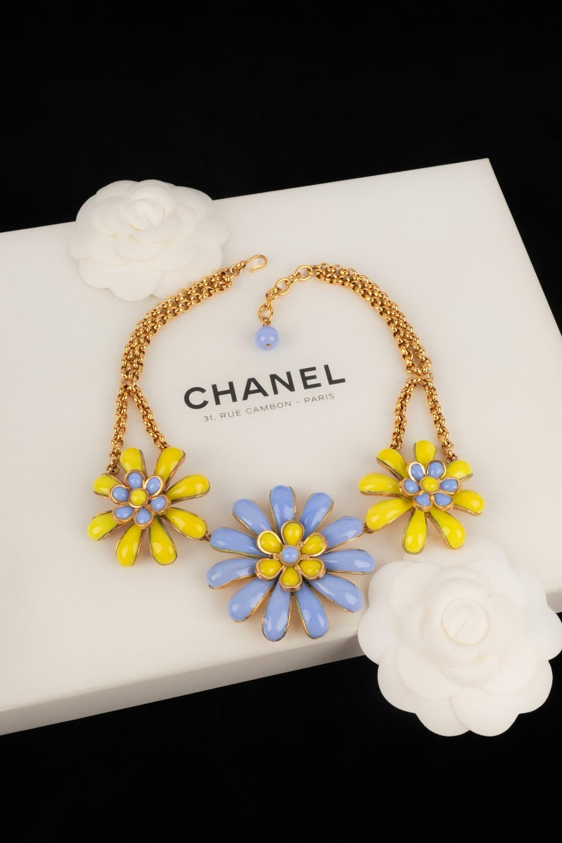 Chanel Short Golden Metal Camellia Necklace, 1997 For Sale 6