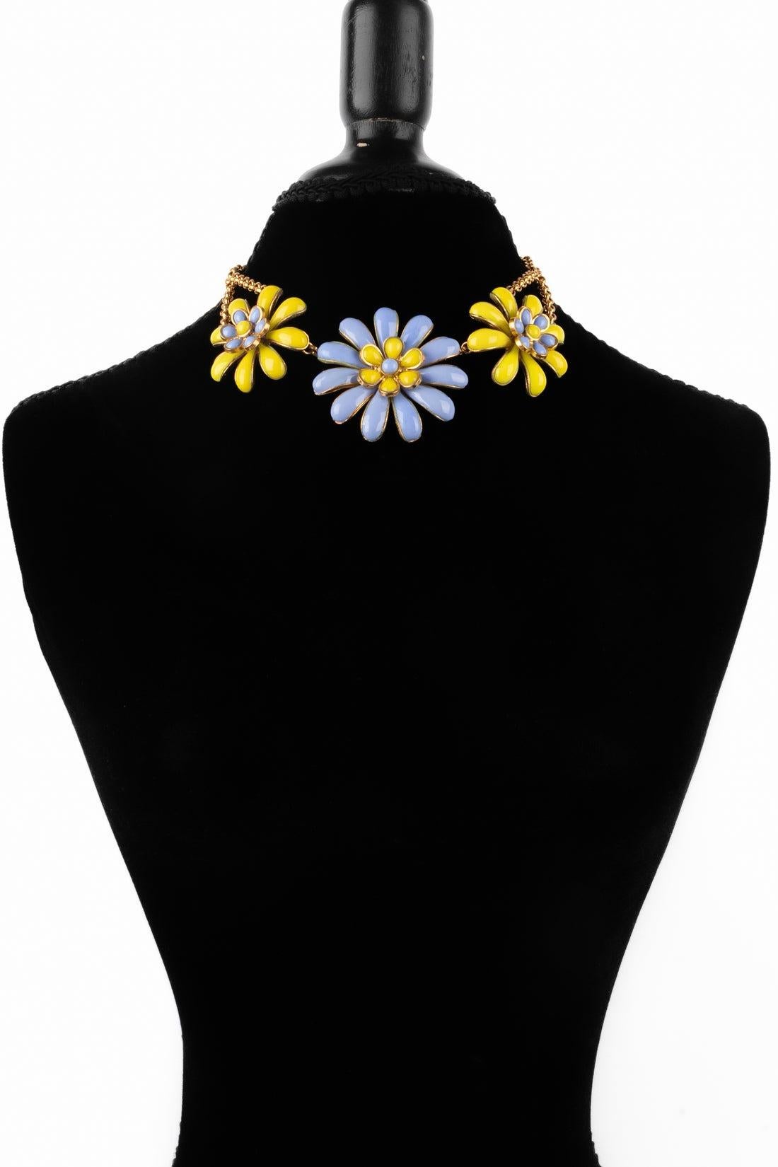 CHANEL - (Made in France) Short golden metal necklace with blue and yellow glass paste camellia. 1997 Spring-Summer Collection. Work from the Gripoix atelier for the house of Chanel.

Additional information:
Condition: Very good