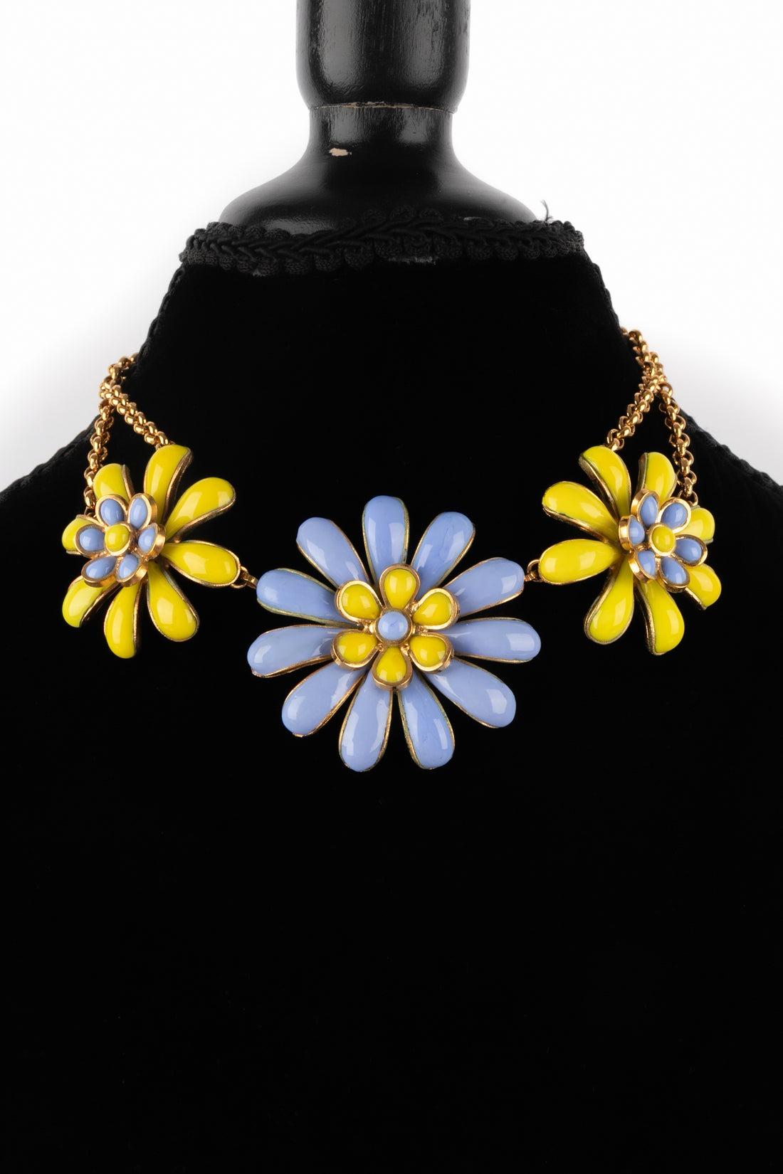 Chanel Short Golden Metal Camellia Necklace, 1997 In Excellent Condition For Sale In SAINT-OUEN-SUR-SEINE, FR