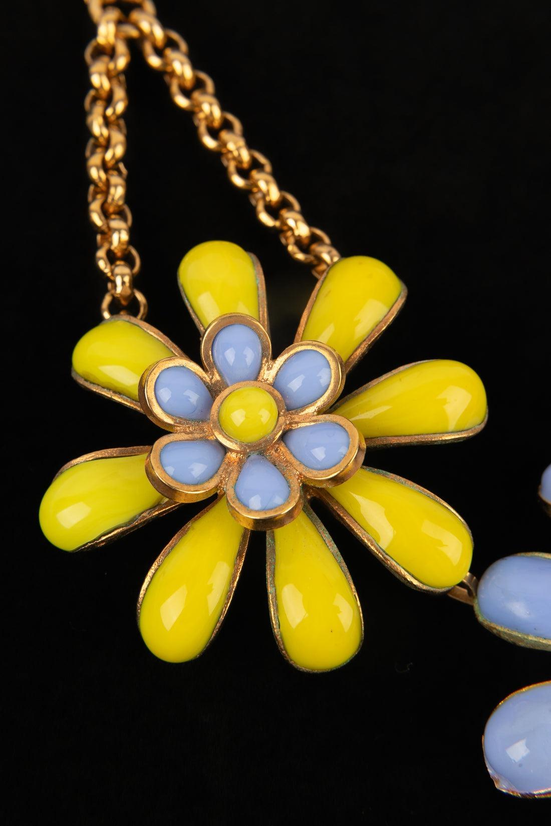 Chanel Short Golden Metal Camellia Necklace, 1997 For Sale 2