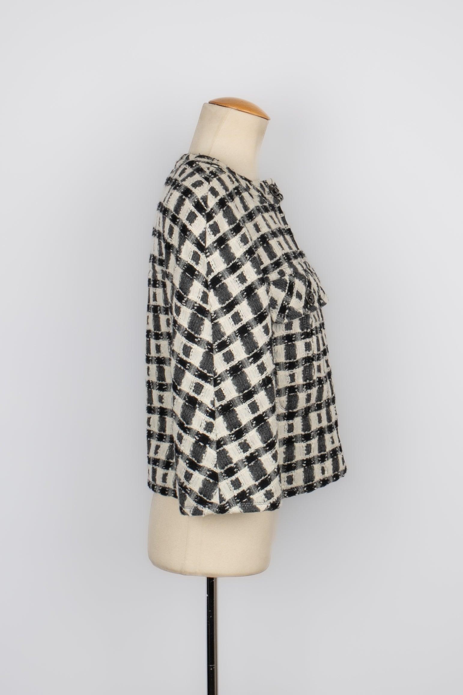 Chanel - Short jacket in black and white tweed, silk lining. No size indicated, it fits a 36FR/38FR.

Additional information:
Condition: Good condition
Dimensions: Shoulder width: 40 cm - Chest: 44 cm - Sleeve length: 42 cm - Length: 49 cm

Seller