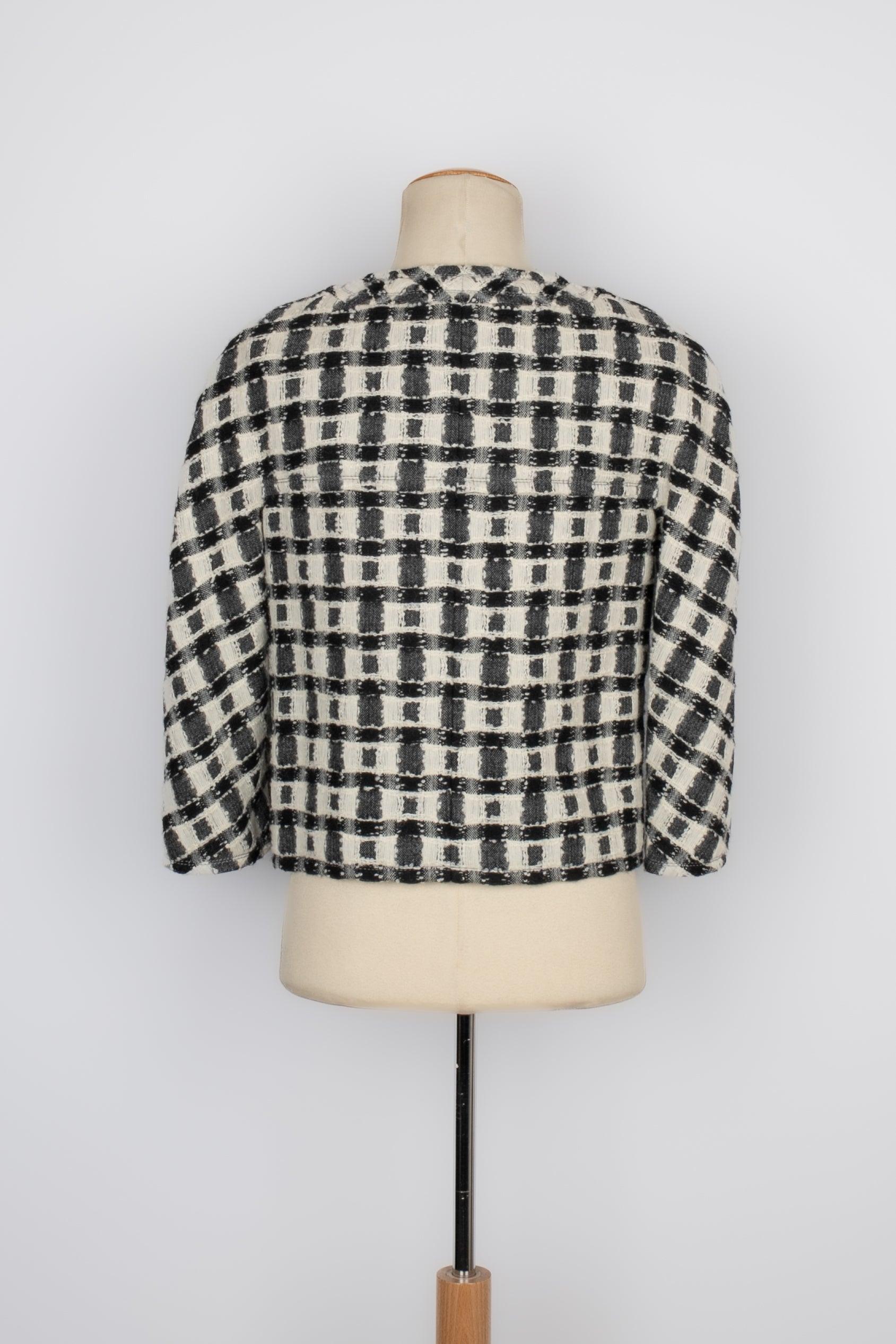 Chanel Short Jacket in Black and White Tweed, Silk Lining In Good Condition In SAINT-OUEN-SUR-SEINE, FR