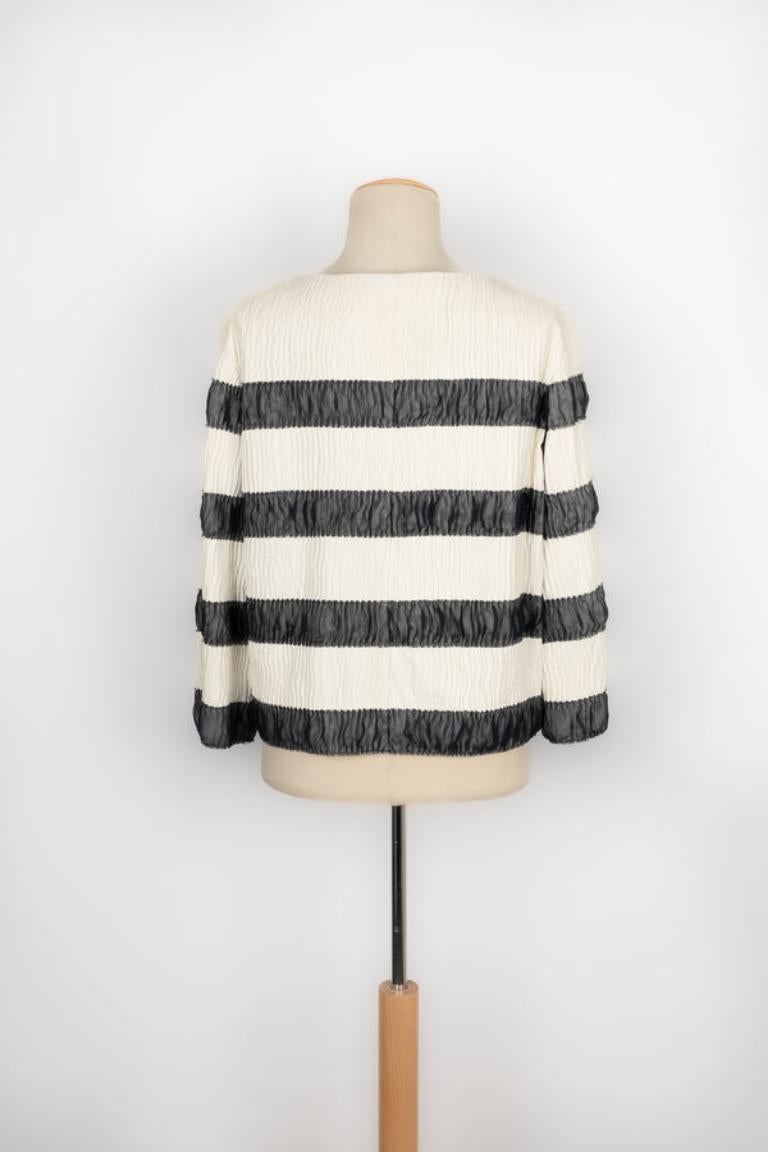 Chanel Short Lamb Leather Pleated Jacket In Excellent Condition For Sale In SAINT-OUEN-SUR-SEINE, FR