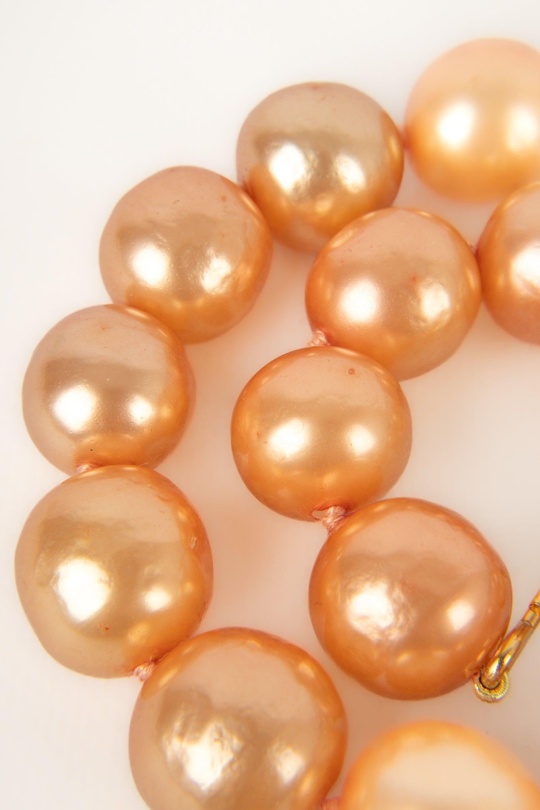 Chanel - (Made in France) Kurze Halskette mit großen orangefarbenen, geknoteten Perlen. 2CC5 Collection'S.
 
 Zusätzliche Informationen: 
 Zustand: Sehr guter Zustand
 Abmessungen: Länge: von 37 cm bis 43 cm
 Zeitraum: 
 
 Sellers Referenz: CB125