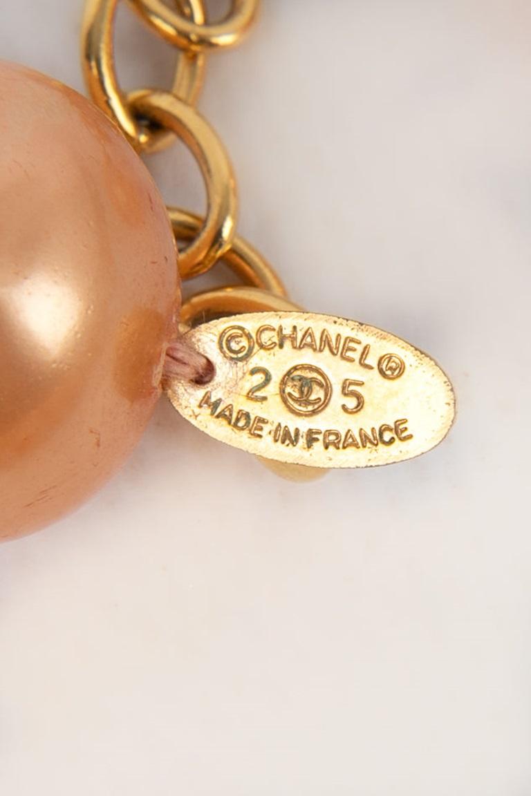 Kurze Chanel-Halskette mit großen orangefarbenen Perlen, 2005 im Zustand „Hervorragend“ im Angebot in SAINT-OUEN-SUR-SEINE, FR