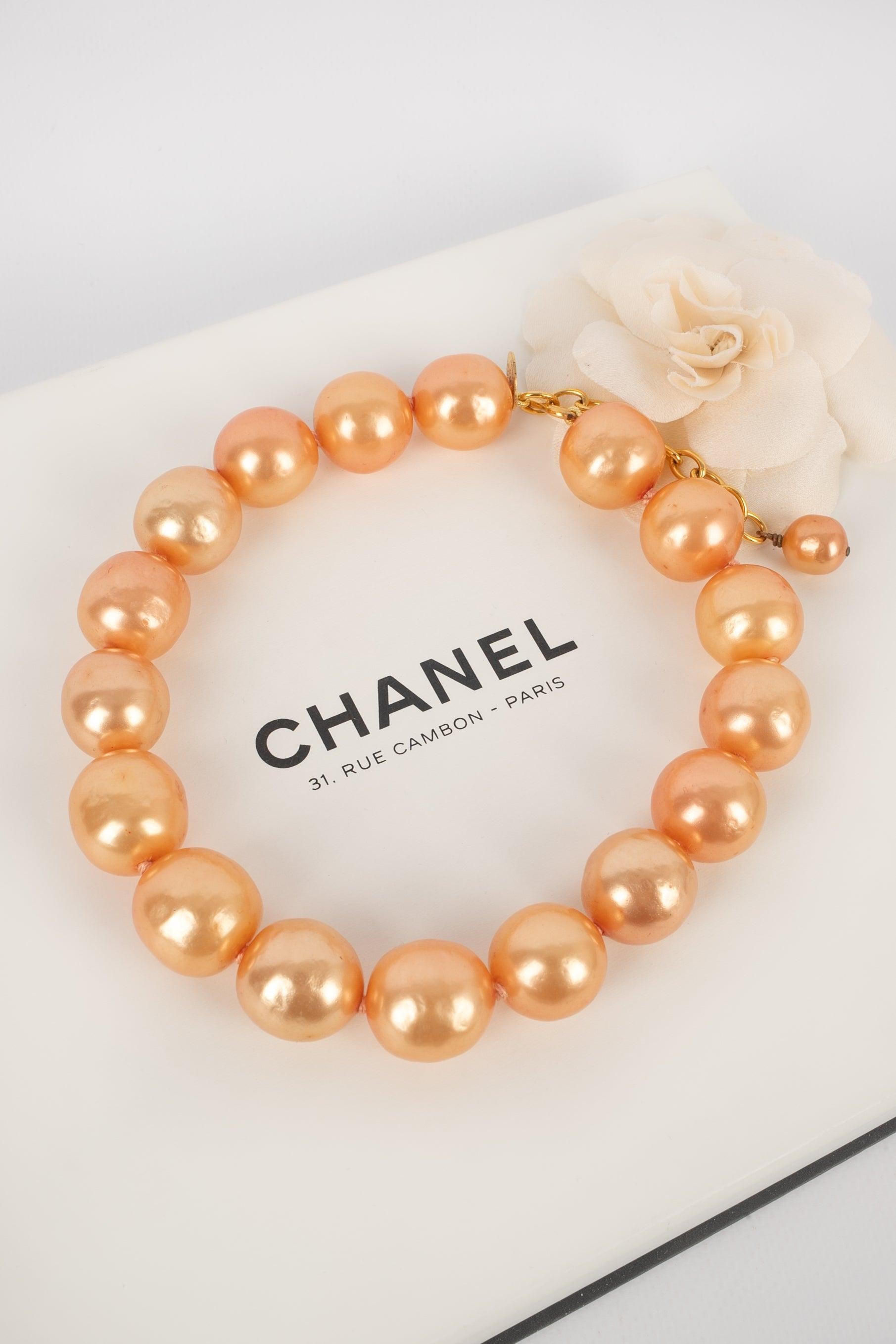 Kurze Chanel-Halskette mit großen orangefarbenen Perlen, 2005 im Angebot 1