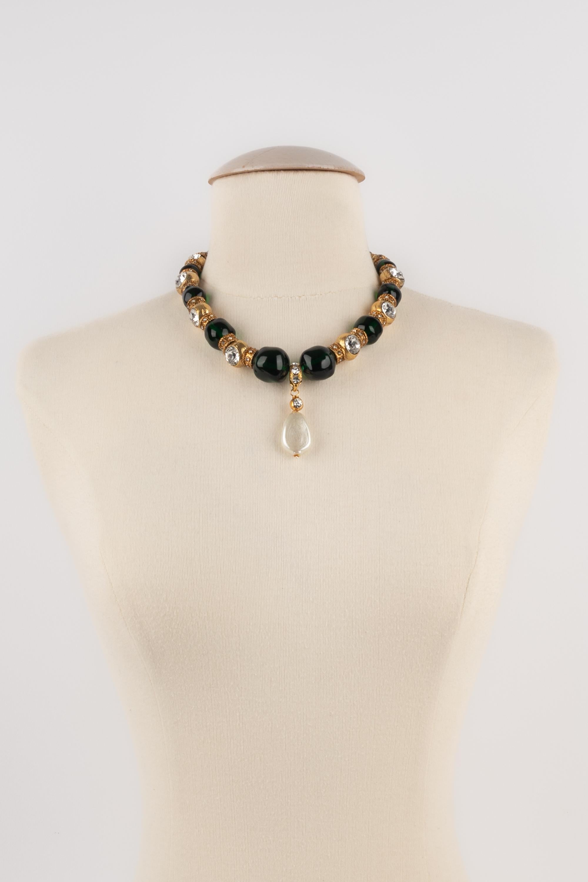 CHANEL - (Fabriqué en France) Collier en métal doré avec strass, perles de verre vertes et pendentif en forme de goutte nacrée.

Condit :
Bon état

Dimensions :
Longueur : 45 cm

SKU:CB74