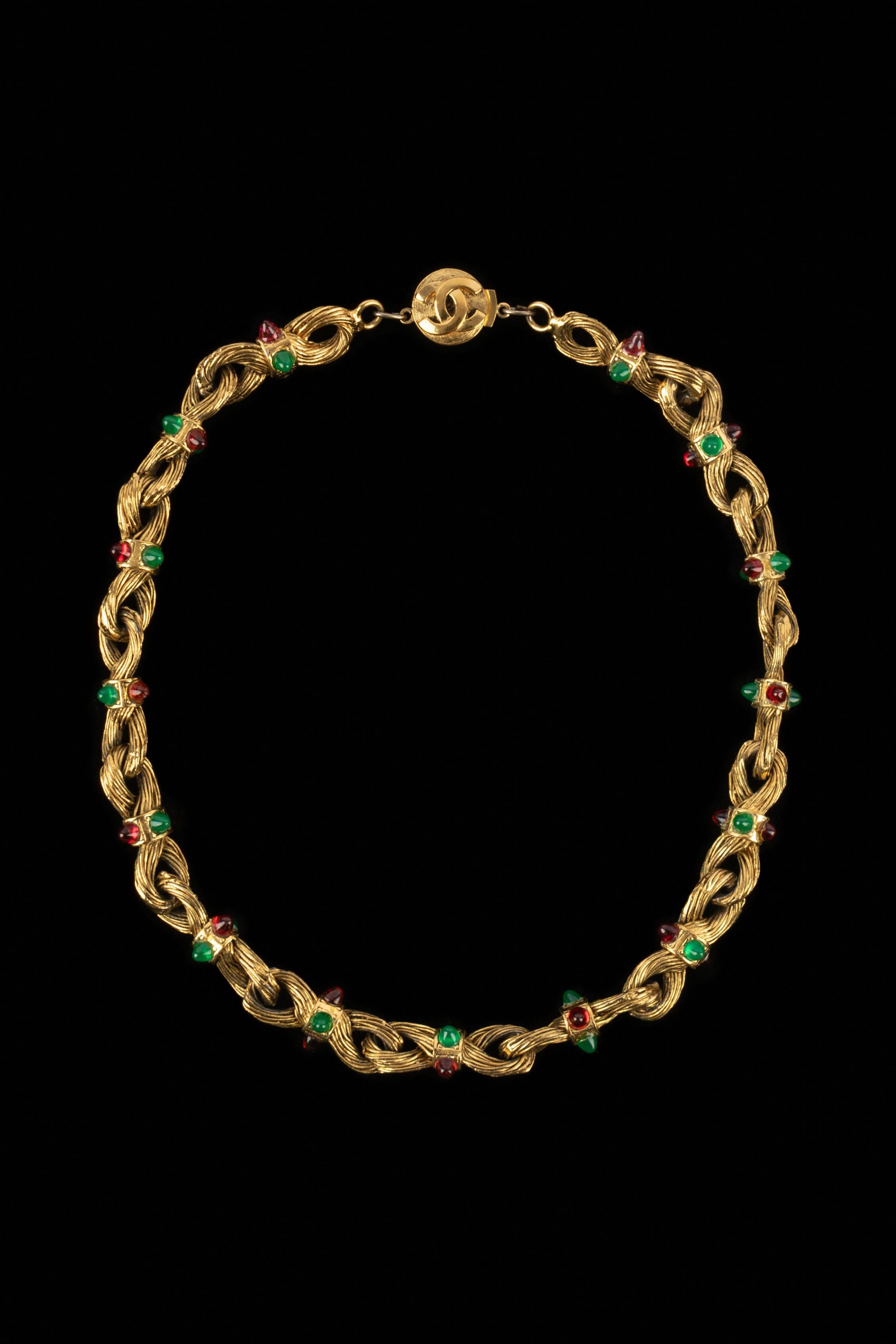 CHANEL - (Made in France) Collana corta in metallo dorato con pasta di vetro verde e rossa.

Condizioni:
Ottime condizioni

Dimensioni:
Lunghezza: 42 cm

SKU:CB16
