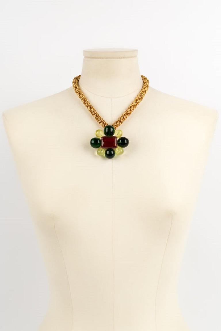 Chanel -(Made in France) Short necklace in gilded metal and pendant brooch in glass paste. Fall-Winter 1997 collection

Additional information: 
Dimensions: Length : 43 cm
Condition: Very good condition
Seller Ref number: CB6