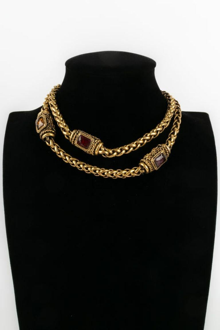 Chanel -(Made in France) Short necklace in gold metal and glass paste cabochons.

Additional information: 
Dimensions: Length: from 39 cm to 43 cm
Condition: Very good condition
Seller Ref number: CB128