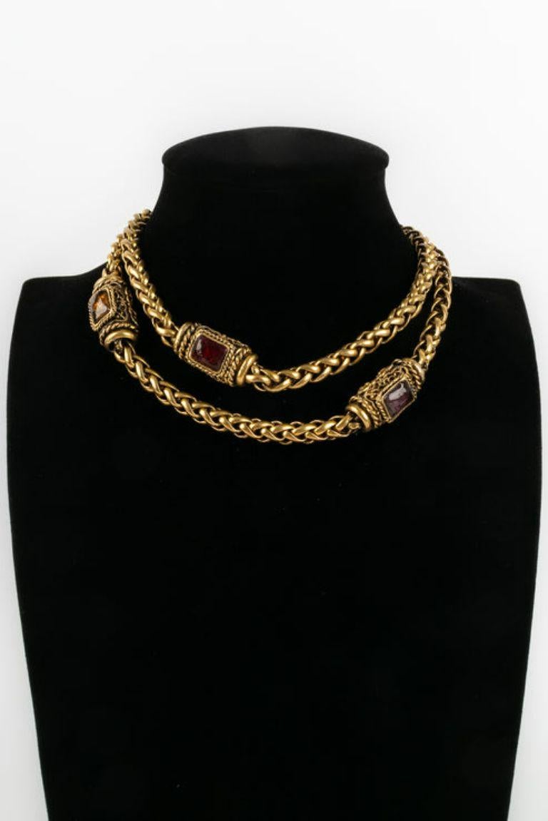 Chanel -(Made in France) Collana corta in metallo dorato e cabochon in pasta di vetro.

Informazioni aggiuntive: 
Dimensioni: Lunghezza: da 39 a 43 cm
Condizioni: Ottime condizioni
Numero di riferimento del venditore: CB128