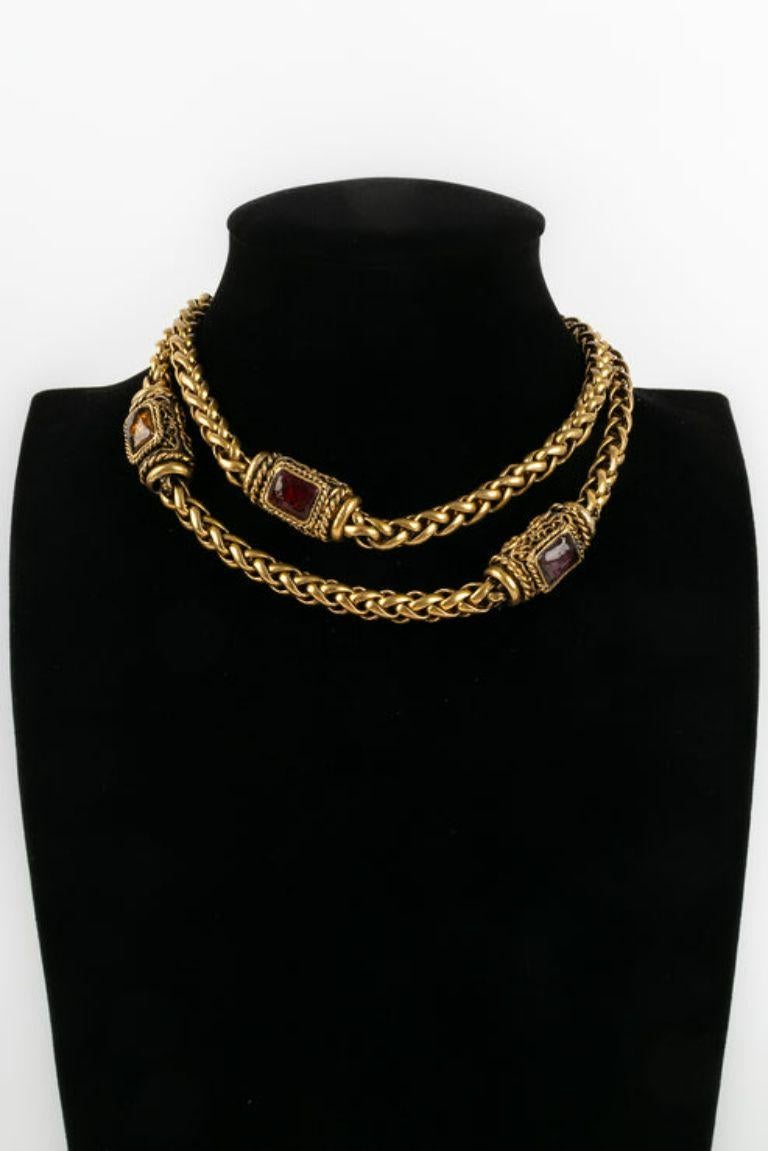 Chanel -(Made in France) Collier court en métal doré et cabochons en pâte de verre.

Informations complémentaires : 
Dimensions : Longueur : de 39 cm à 43 cm
Condit : Très bon état.
Numéro de référence du vendeur : CB128