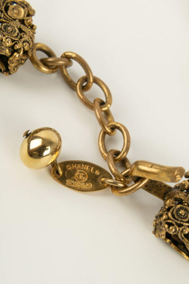 Kurze Chanel-Halskette aus Gold, Metall und Glas mit Paste-Cabochons im Angebot 2