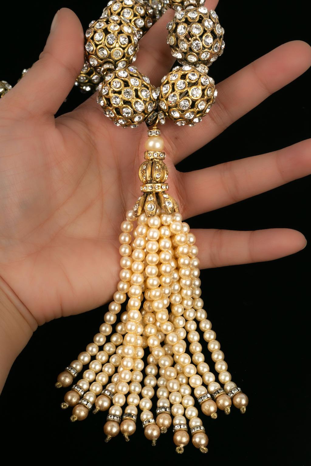 Chanel Collier court en perles de métal doré pavées de strass en vente 6
