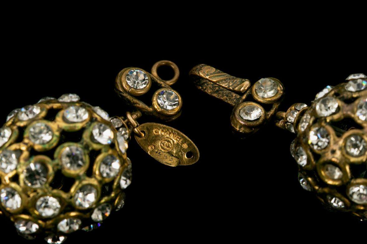 Chanel Kurze Halskette aus goldenen, mit Strasssteinen besetzten Metallperlen im Angebot 3