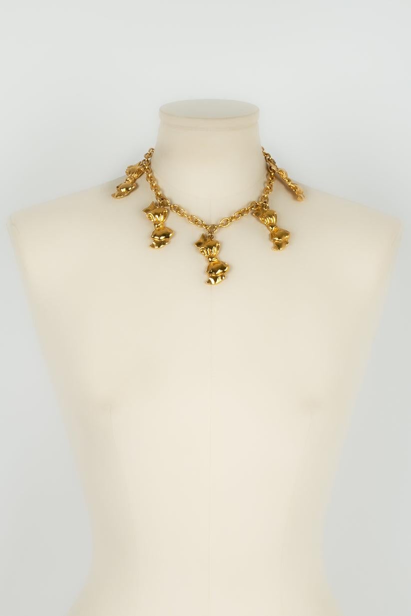 Kurze Chanel-Halskette aus vergoldetem Metall mit Anhängern im Zustand „Hervorragend“ im Angebot in SAINT-OUEN-SUR-SEINE, FR
