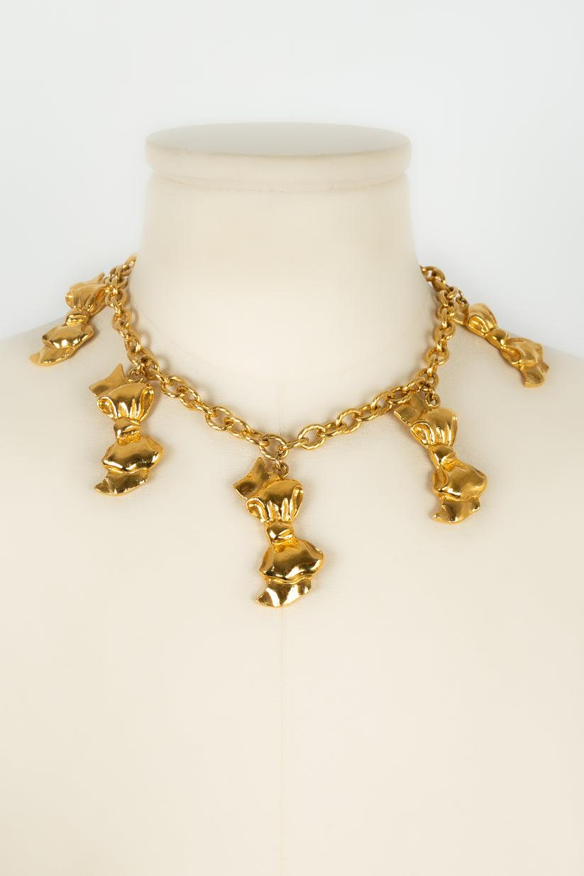 Kurze Chanel-Halskette aus vergoldetem Metall mit Anhängern Damen im Angebot