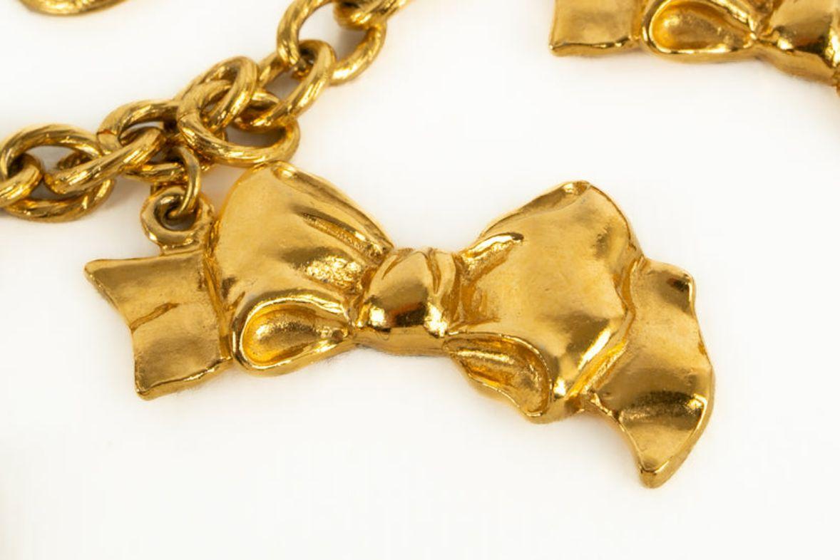 Kurze Chanel-Halskette aus vergoldetem Metall mit Anhängern im Angebot 1