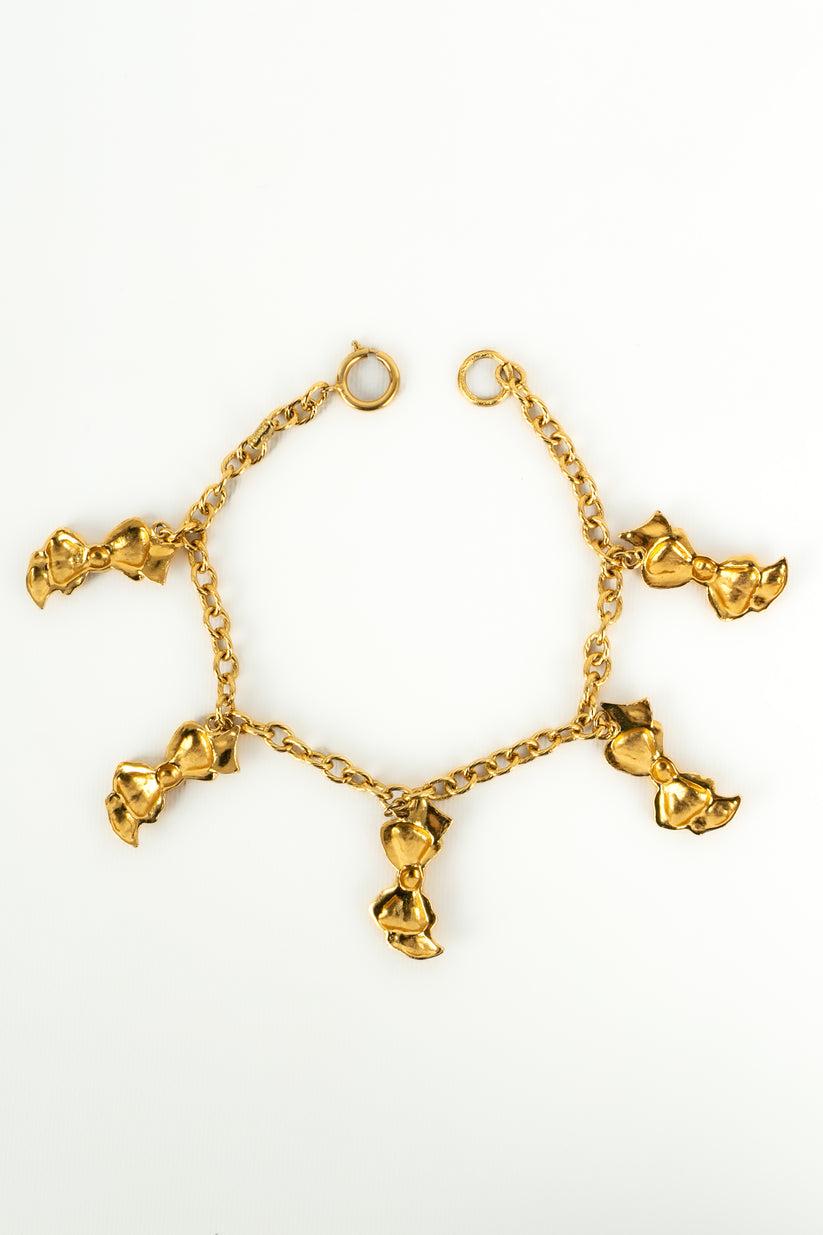 Chanel Collier court en métal plaqué or avec breloques en vente 2