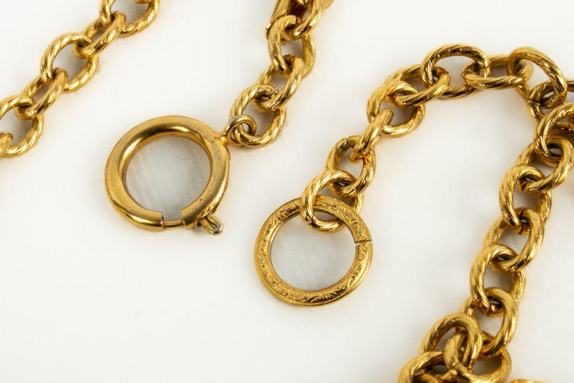 Kurze Chanel-Halskette aus vergoldetem Metall mit Anhängern im Angebot 3
