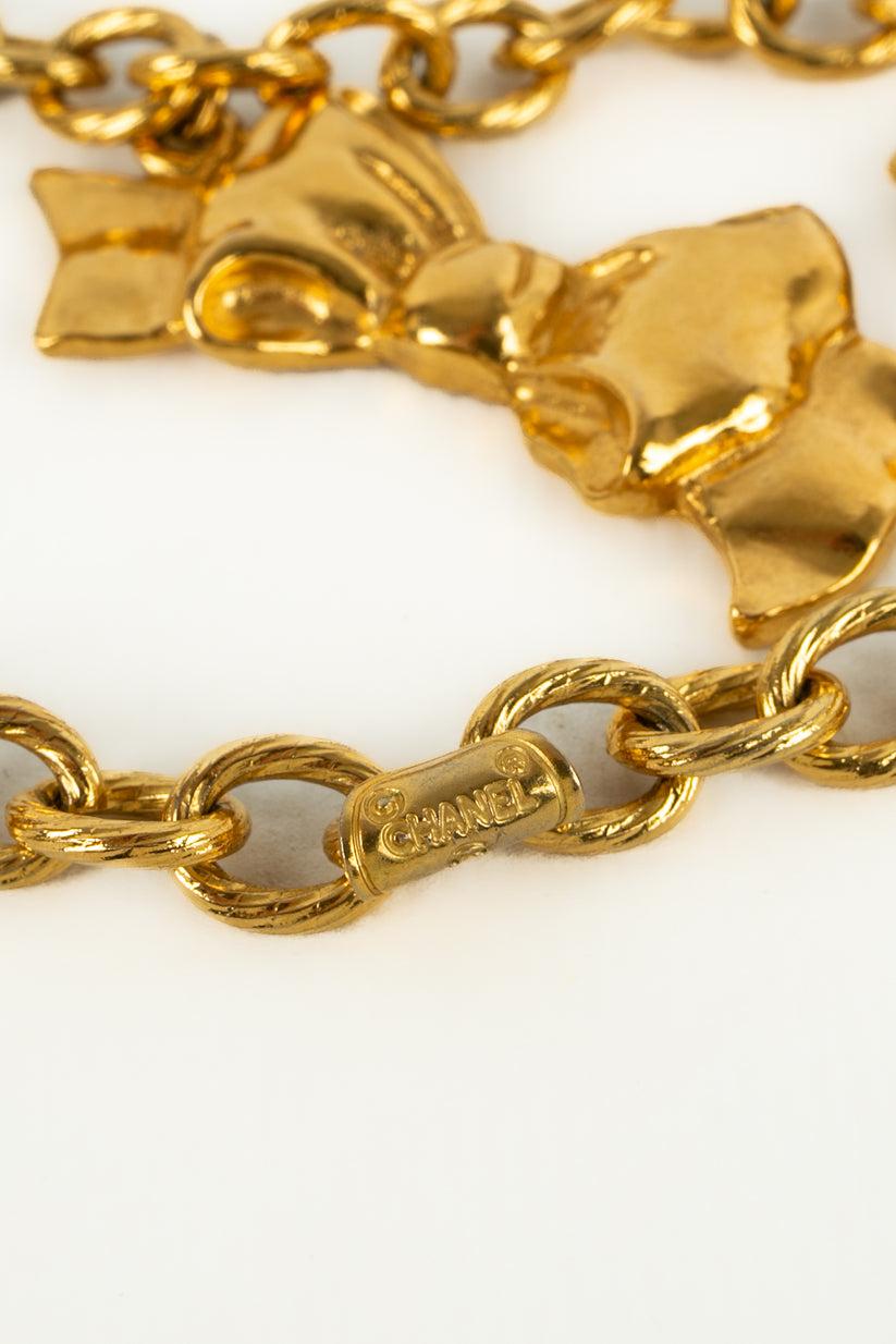 Kurze Chanel-Halskette aus vergoldetem Metall mit Anhängern im Angebot 4