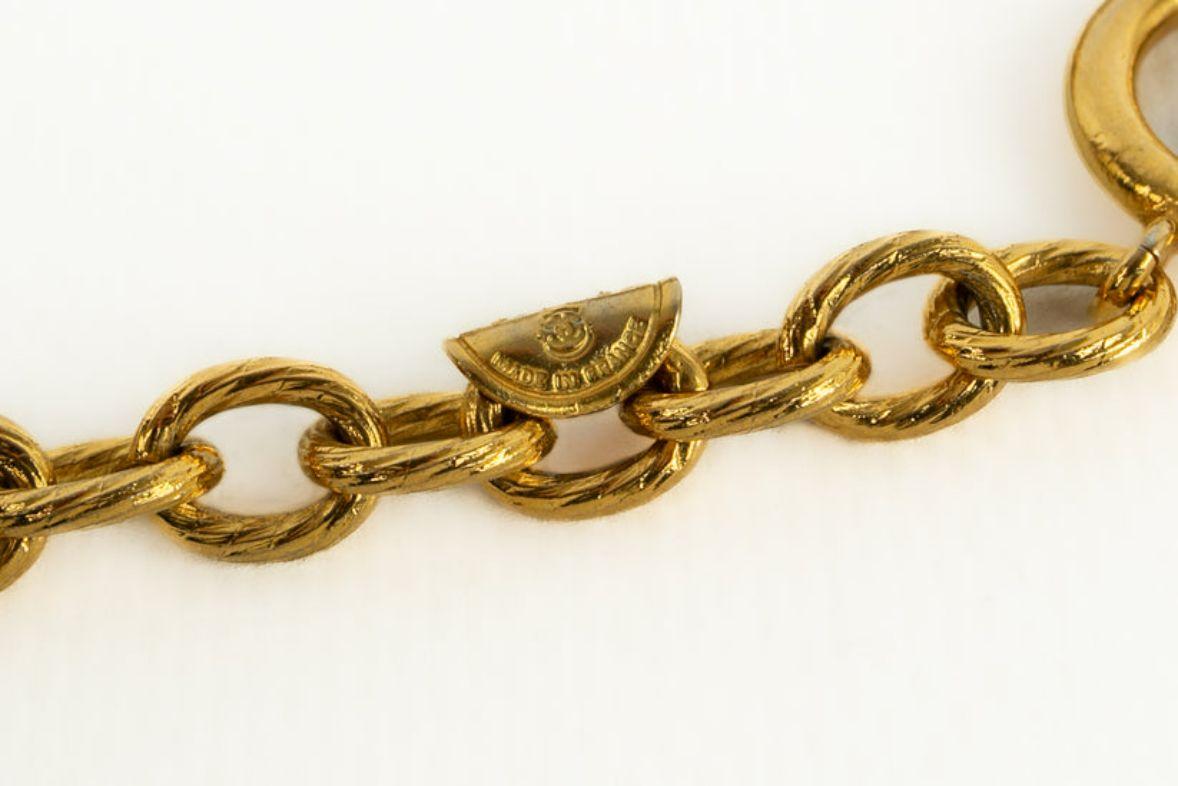 Kurze Chanel-Halskette aus vergoldetem Metall mit Anhängern im Angebot 5