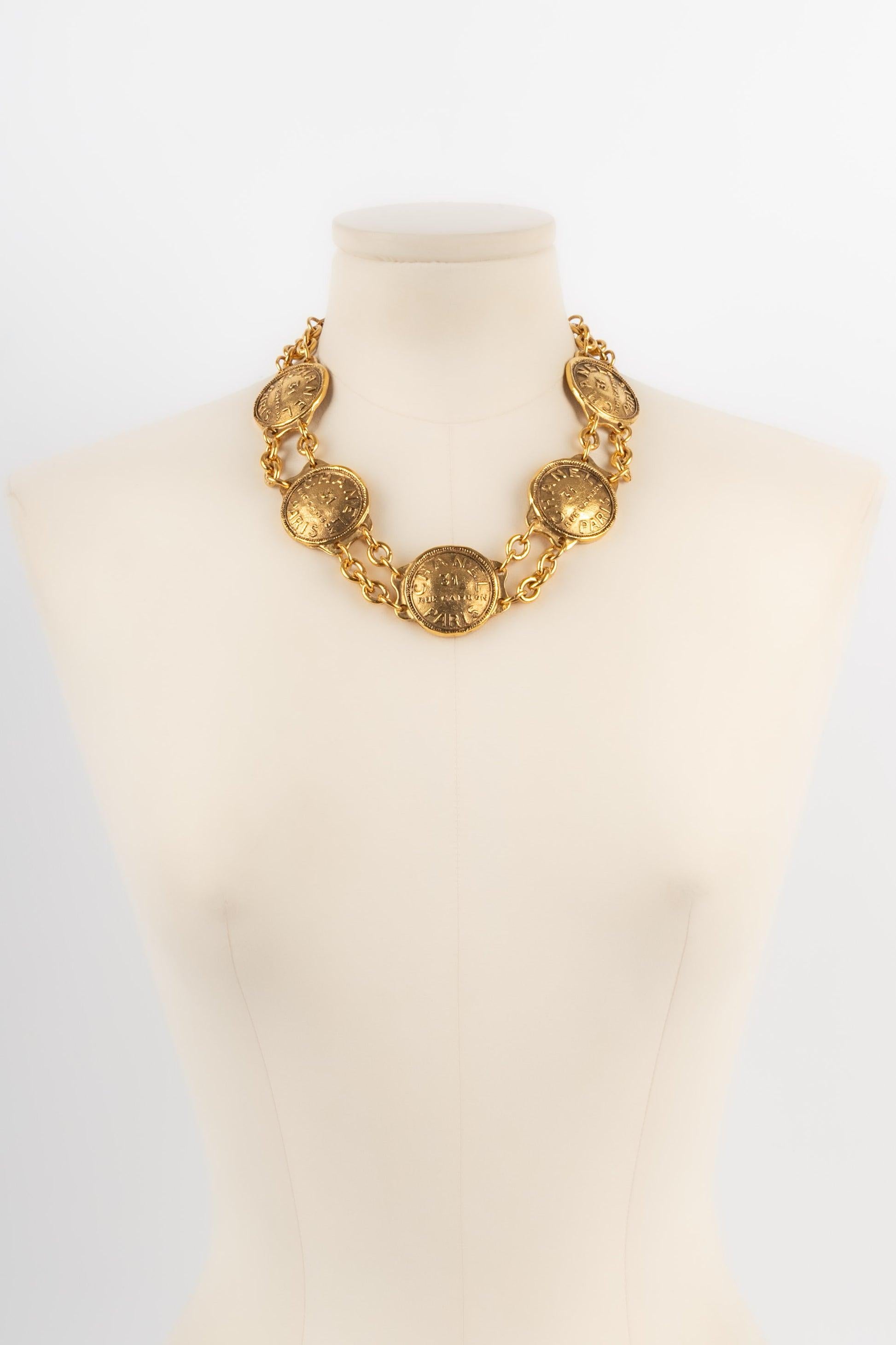 Women's Chanel Short Necklace in Golden Metal with 