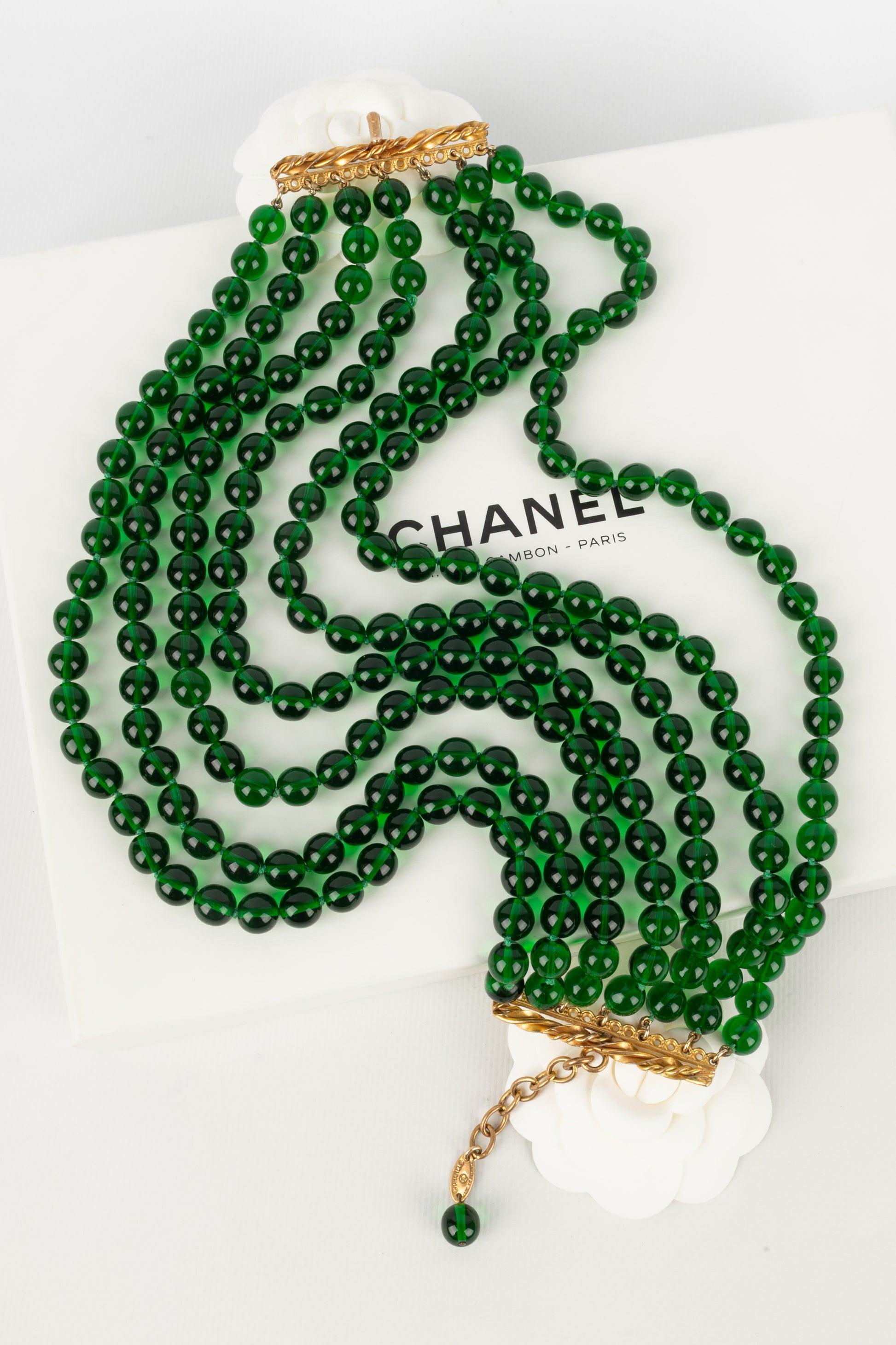 Chanel - (Made in France) Kurze Halskette aus mehreren Reihen grüner Glasperlen, die in Knoten montiert sind. Schmuckstücke aus den 1980er Jahren.

Zusätzliche Informationen:
Zustand: Sehr guter Zustand
Abmessungen: Länge: 36 cm bis 42 cm
Zeitraum: