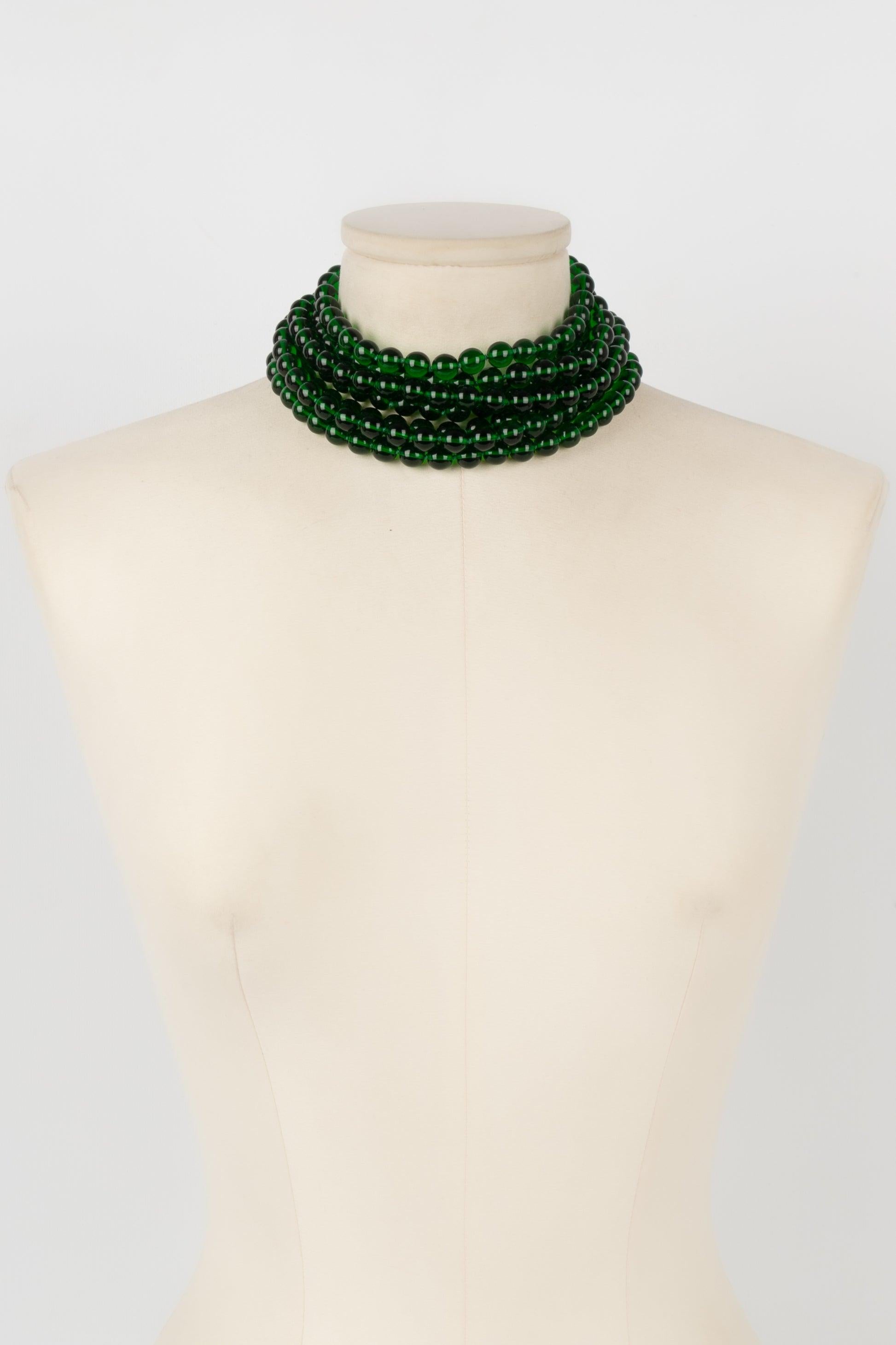Kurze Chanel-Halskette aus mehreren Reihen grüner Glasperlen, 1980er Jahre Damen im Angebot