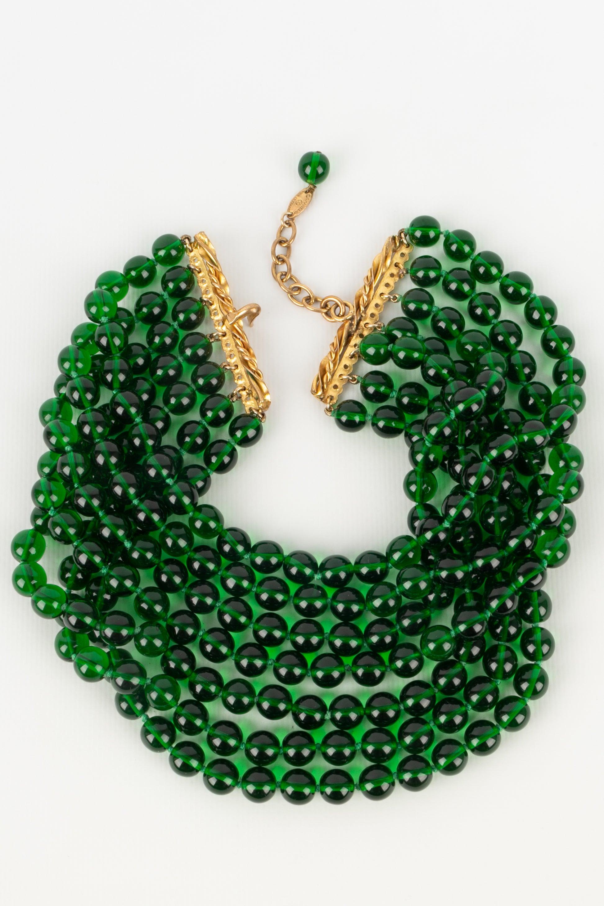 Kurze Chanel-Halskette aus mehreren Reihen grüner Glasperlen, 1980er Jahre im Angebot 1