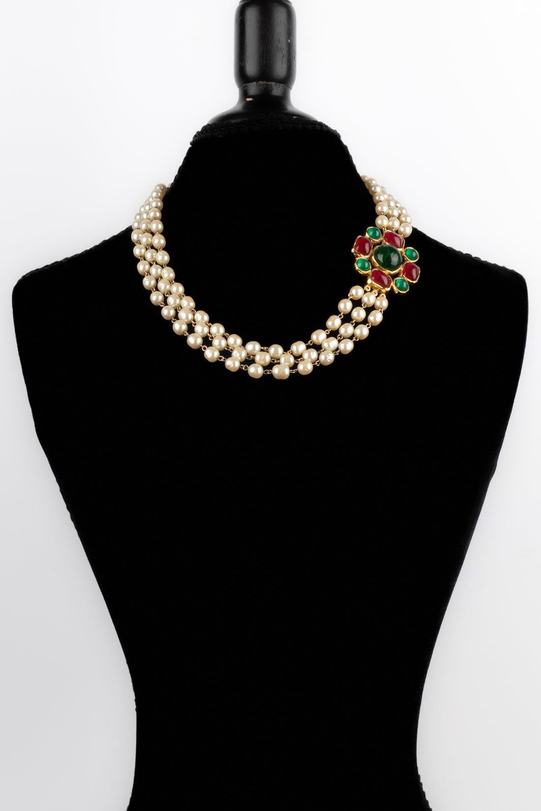 Chanel - (Made in France) Short necklace with several costume pearl rows, and a glass paste and golden metal fastener. Work from the Goossens Atelier for the house of Chanel.

Additional information:
Condition: Very good condition
Dimensions: