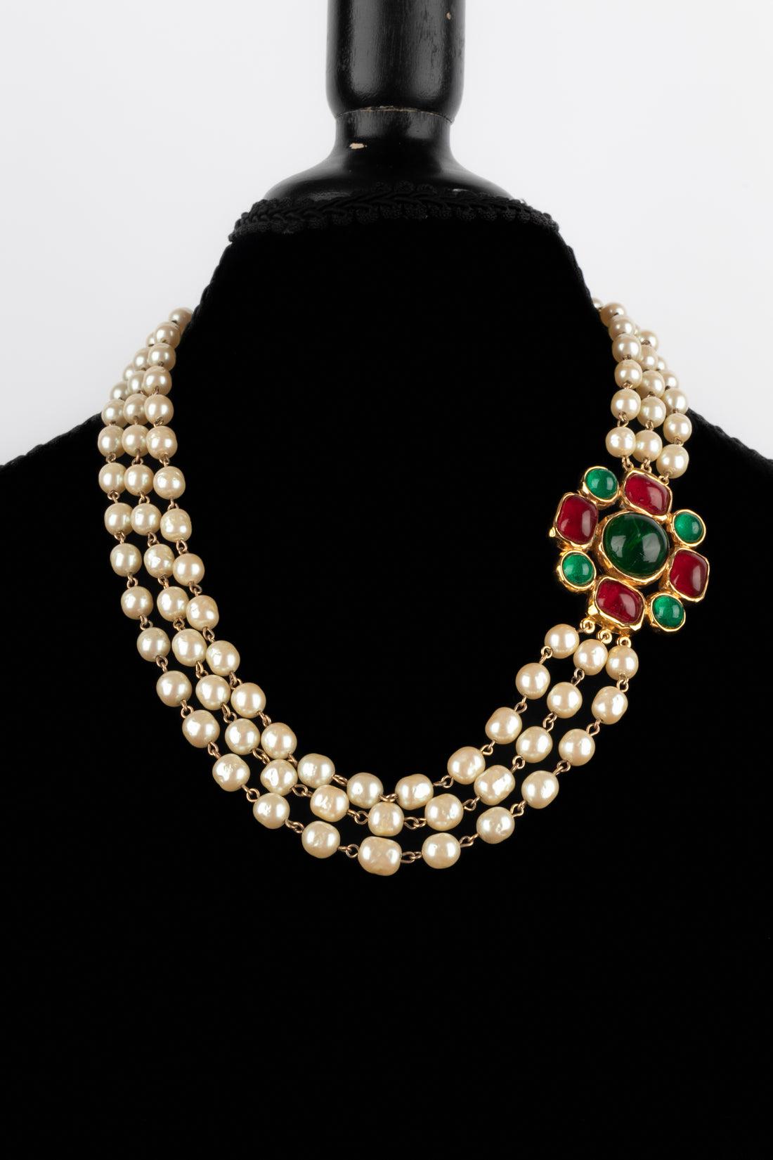 Chanel Short Necklace of Costume Pearls & Glass Paste In Excellent Condition For Sale In SAINT-OUEN-SUR-SEINE, FR