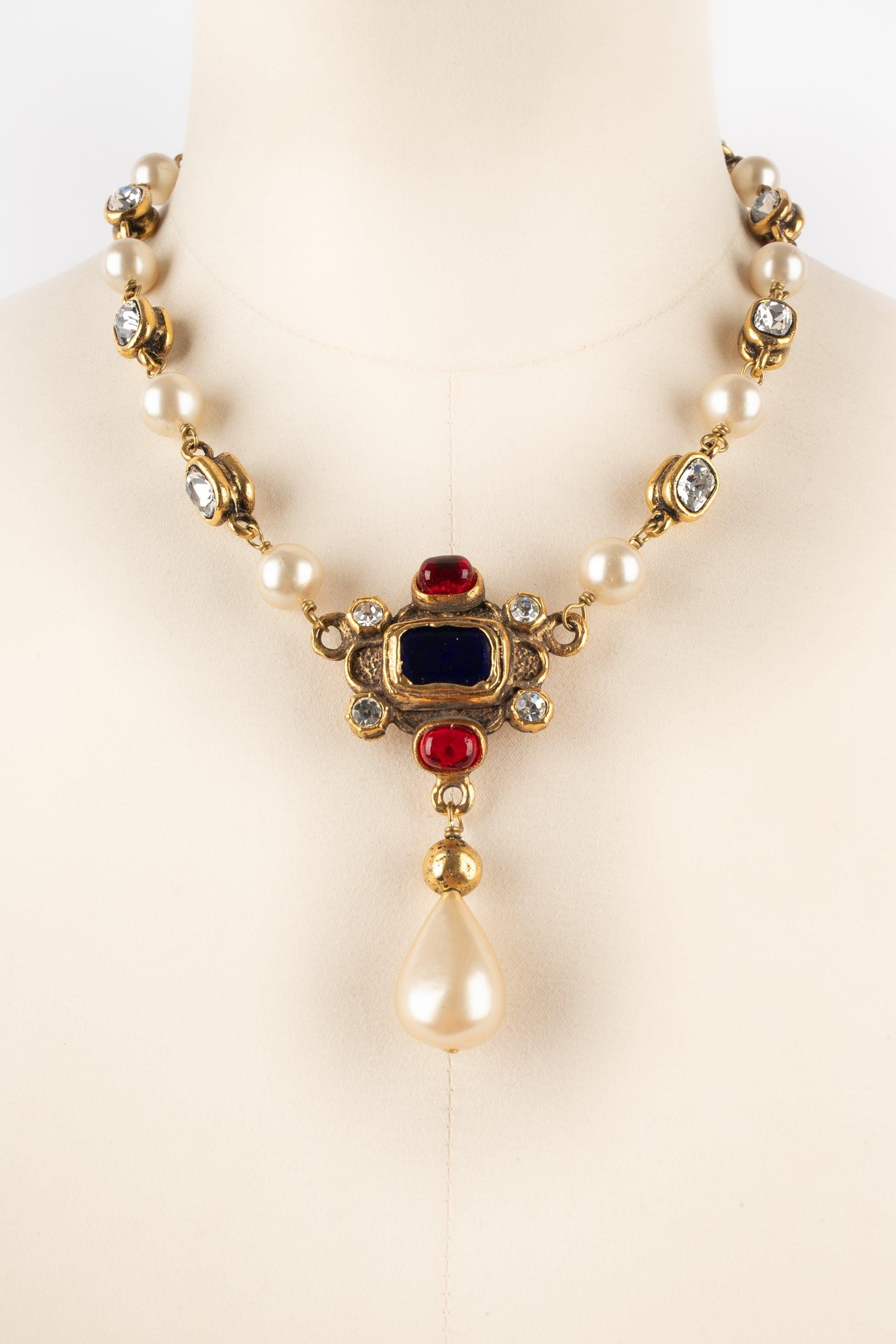 Chanel - (Made in France) Short necklace in gold-plated metal, fancy mother-of-pearl beads, rhinestones and glass paste.

Additional information:
Condition: Very good condition
Dimensions: Length: 43 cm

Seller Reference: CB202
