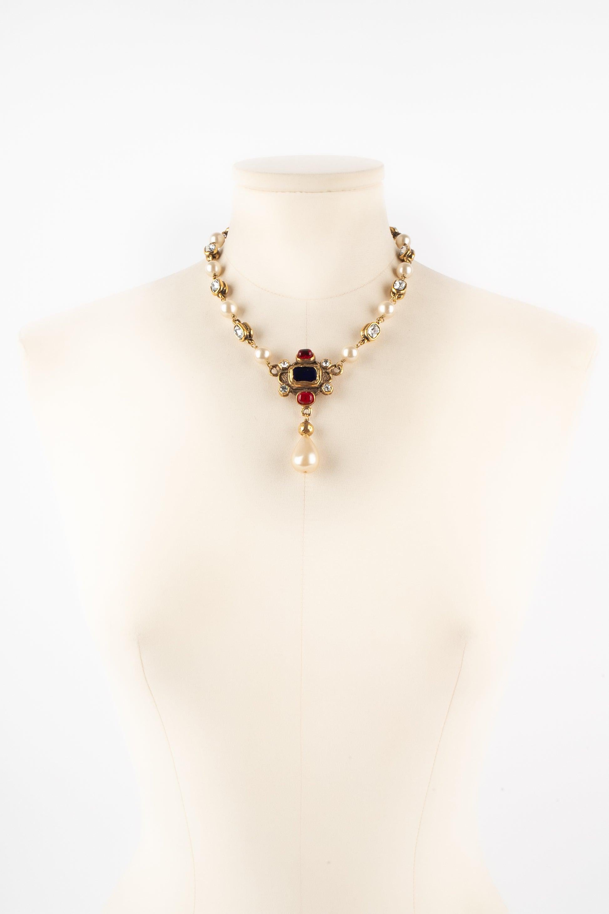 Chanel Short Necklace with Fancy Mother-of-Pearl Beads In Good Condition In SAINT-OUEN-SUR-SEINE, FR