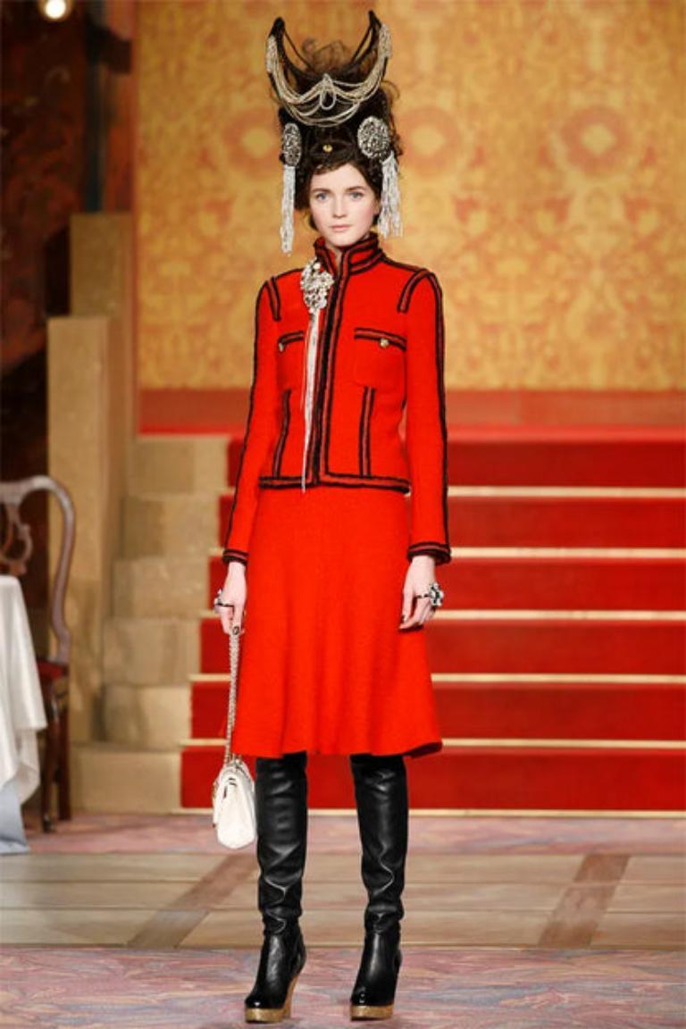 Chanel - (Made in France) Short red wool jackdet with pink and black braids, and openwork silvery metal buttons. Size 38FR indicated. 2009 Pre-Fall Paris-Moscow Collection, under the artistic direction of Karl Lagerfeld.

Additional