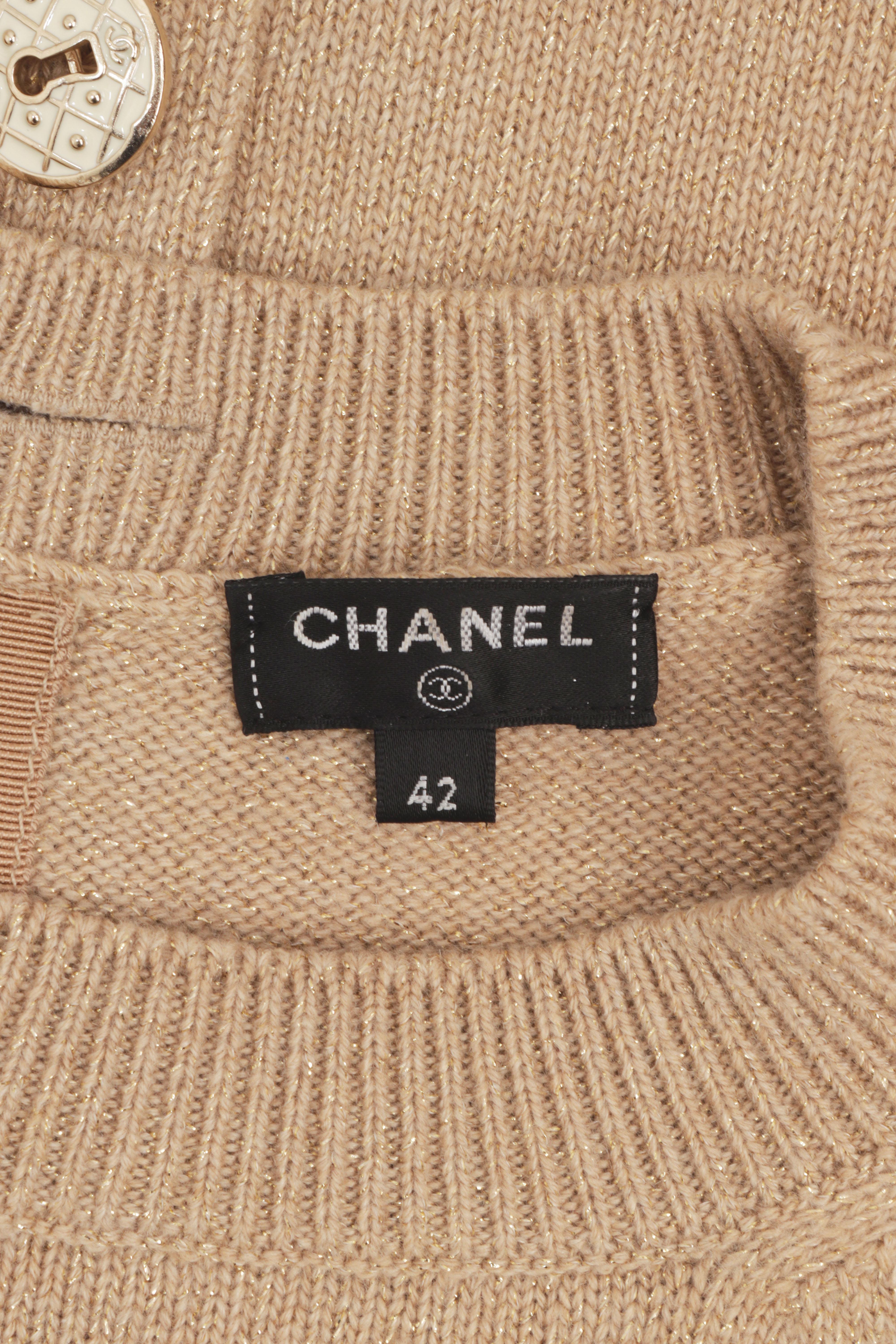 Chanel Short Sleeve Sweater with Back Button Closure in Beige Gold Knit Cashmere en vente 6